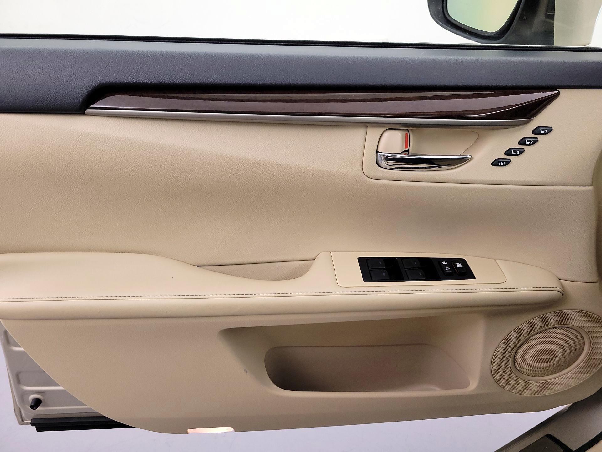 Thumbnail: 2015 Lexus ES - 12