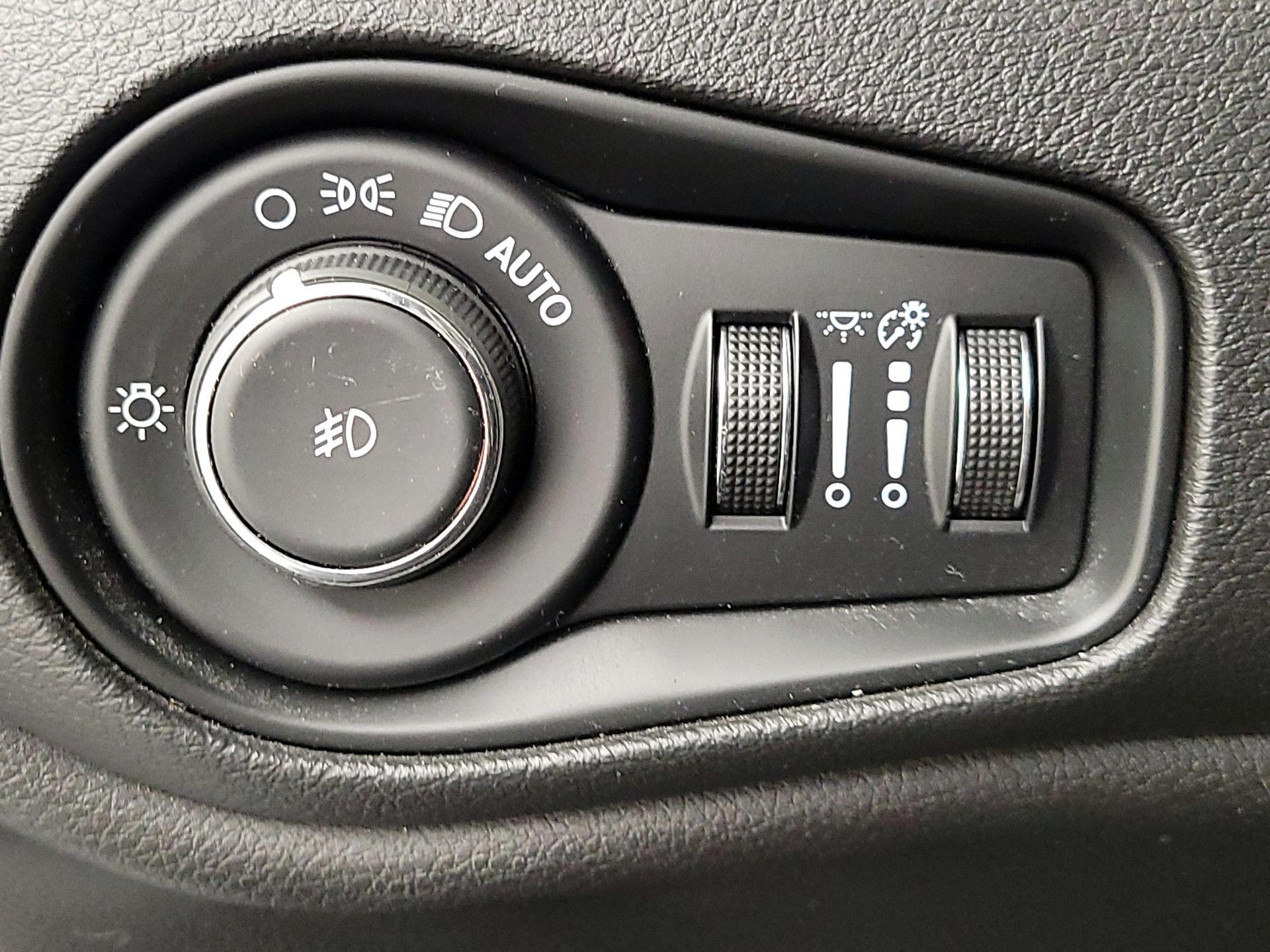 Thumbnail: 2015 Jeep Renegade - 13