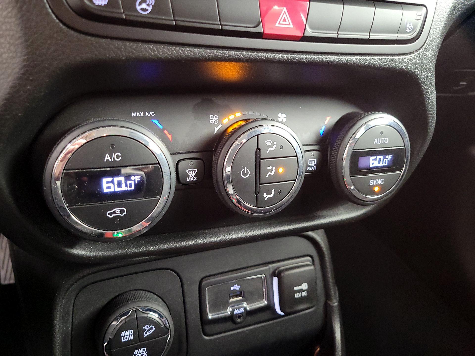 Thumbnail: 2015 Jeep Renegade - 16