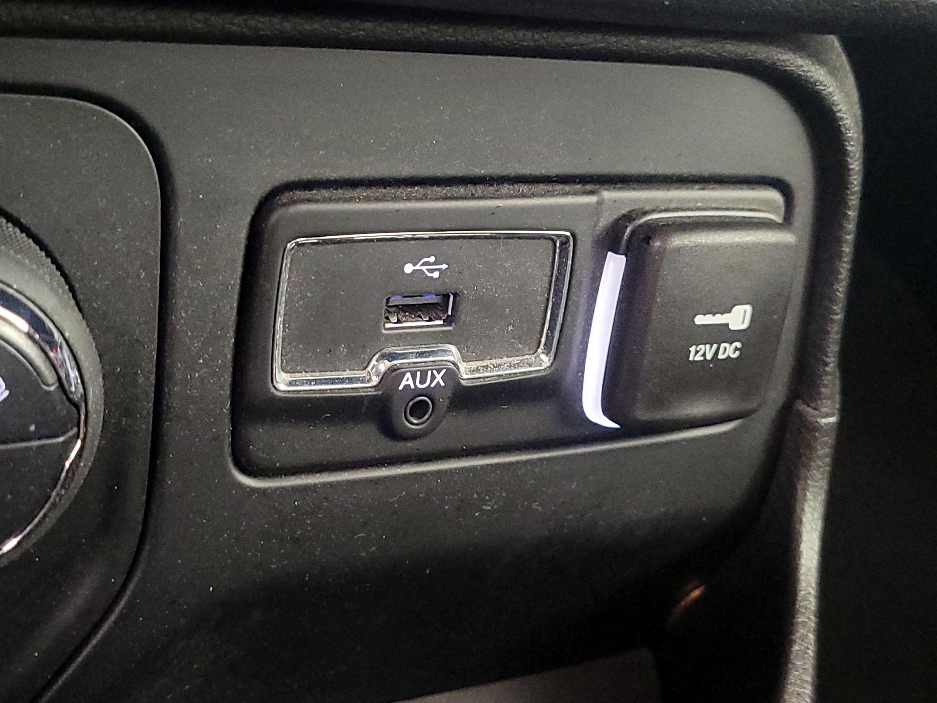 Thumbnail: 2015 Jeep Renegade - 18