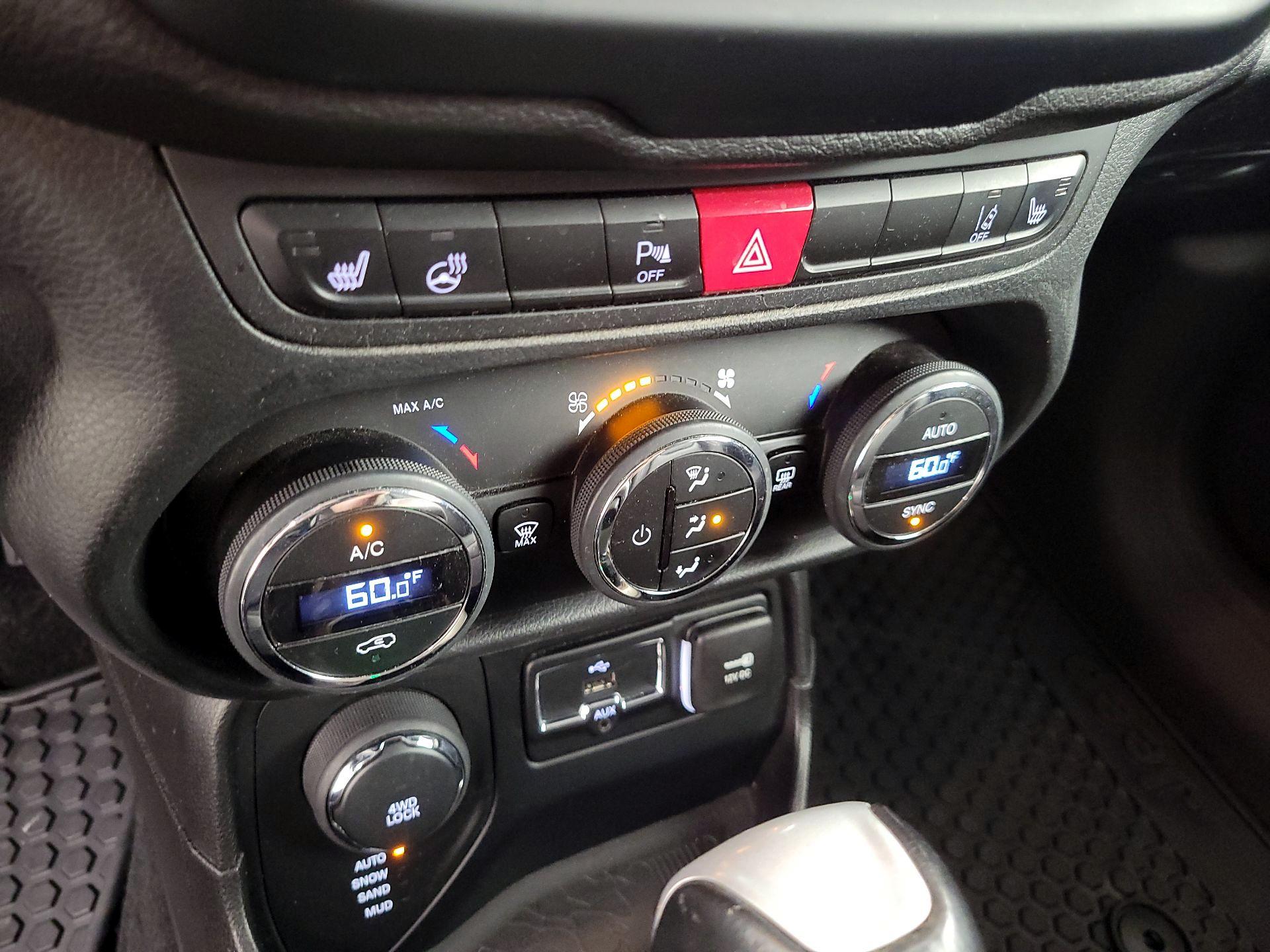 Thumbnail: 2016 Jeep Renegade - 17