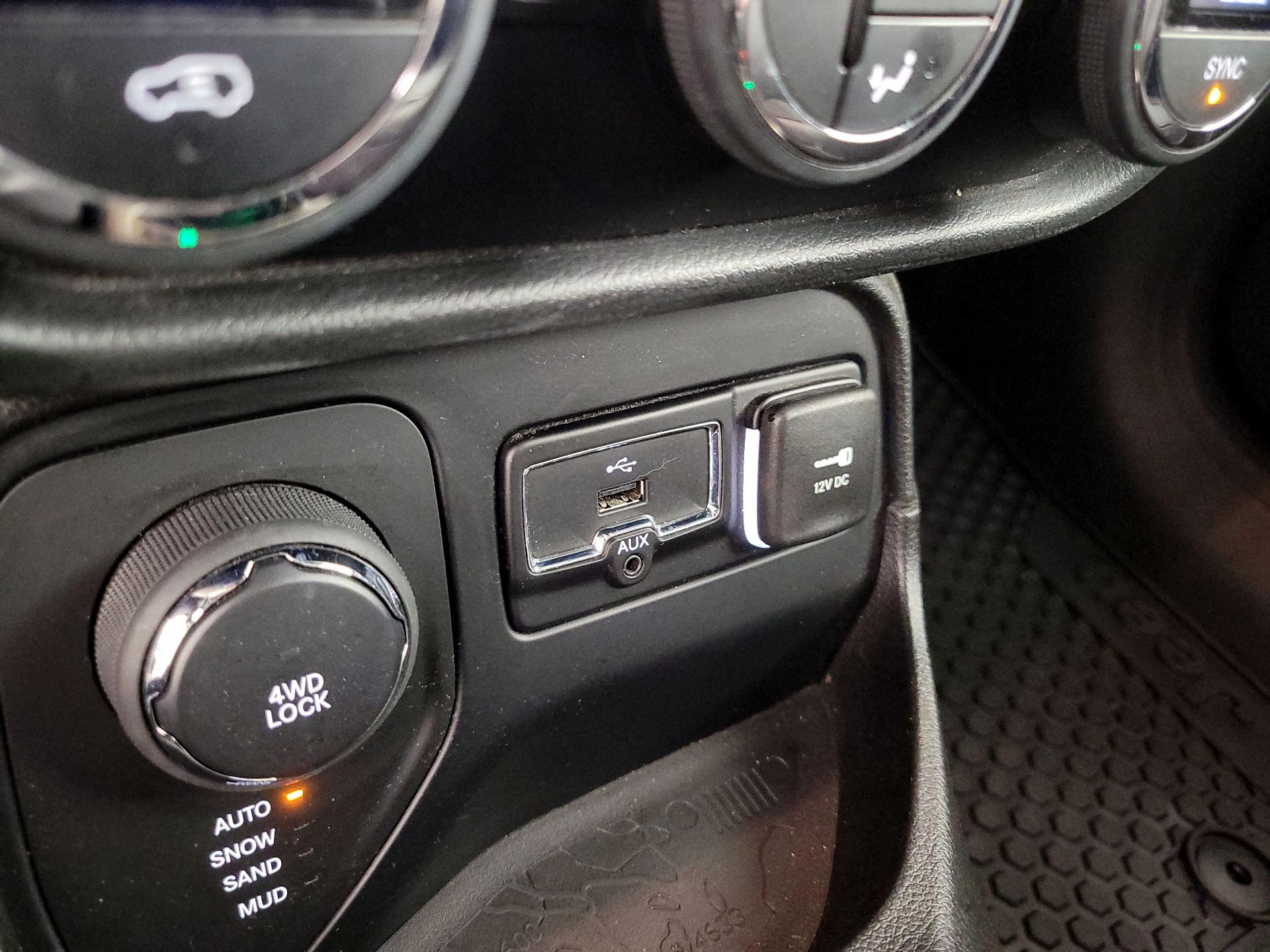 Thumbnail: 2016 Jeep Renegade - 19