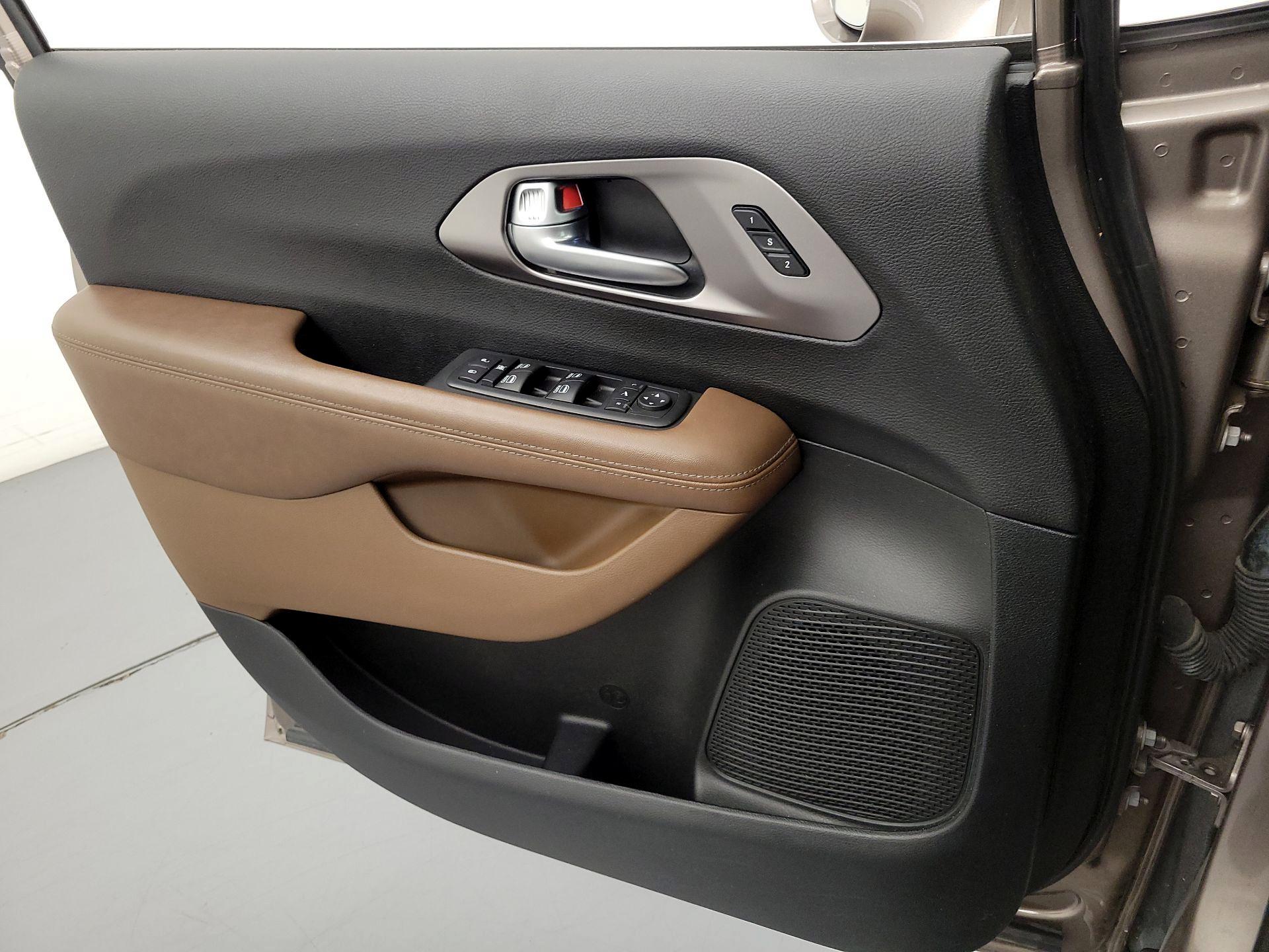 Thumbnail: 2017 Chrysler Pacifica - 12