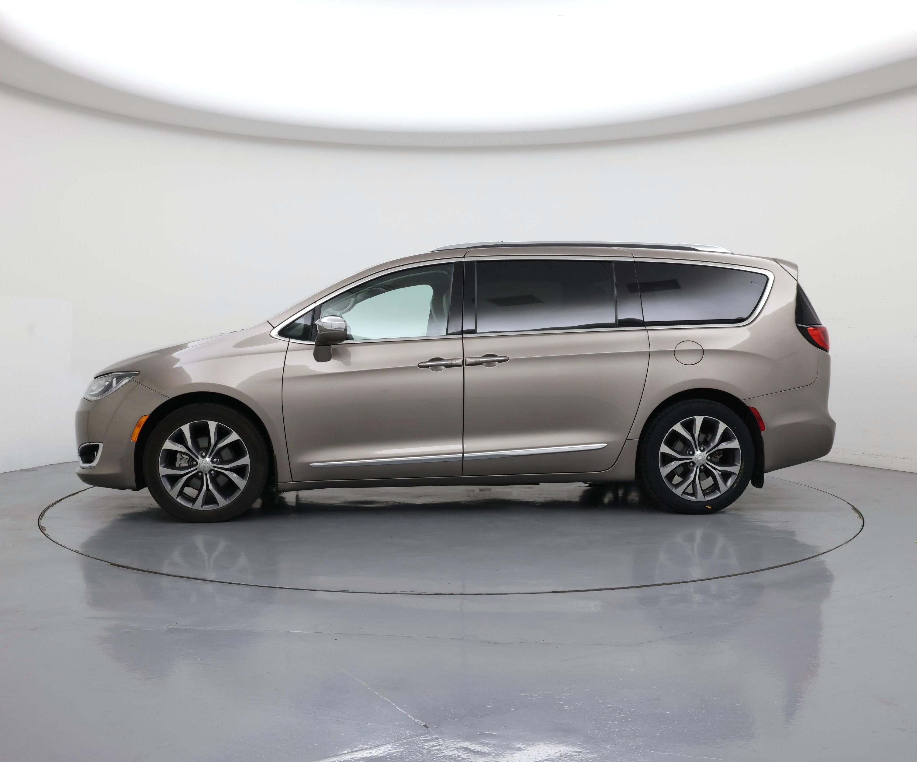 Thumbnail: 2017 Chrysler Pacifica - 3