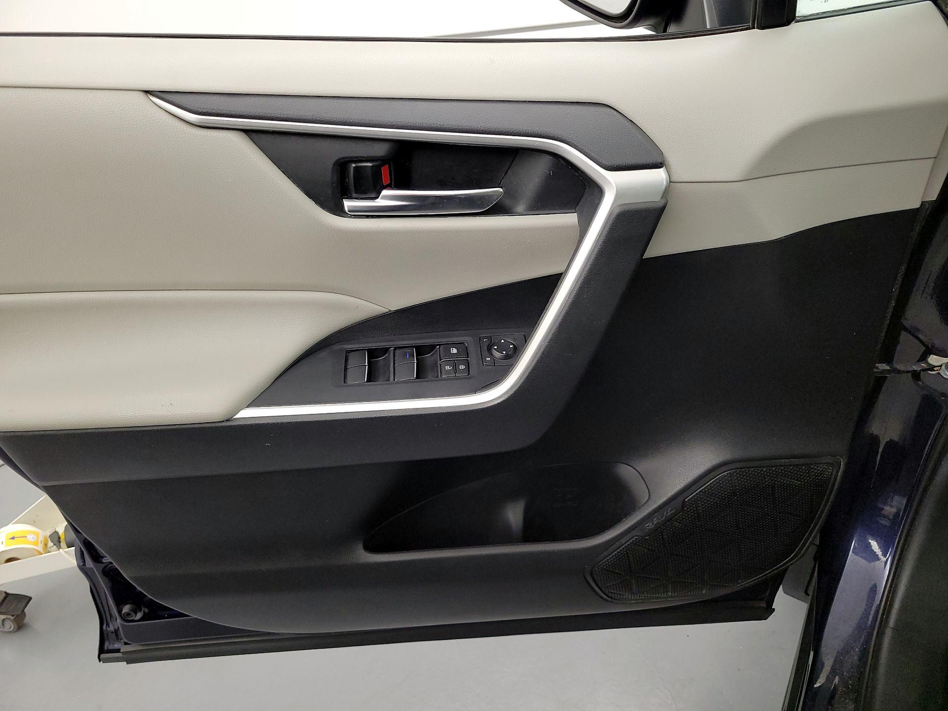 Thumbnail: 2020 Toyota RAV4 - 12