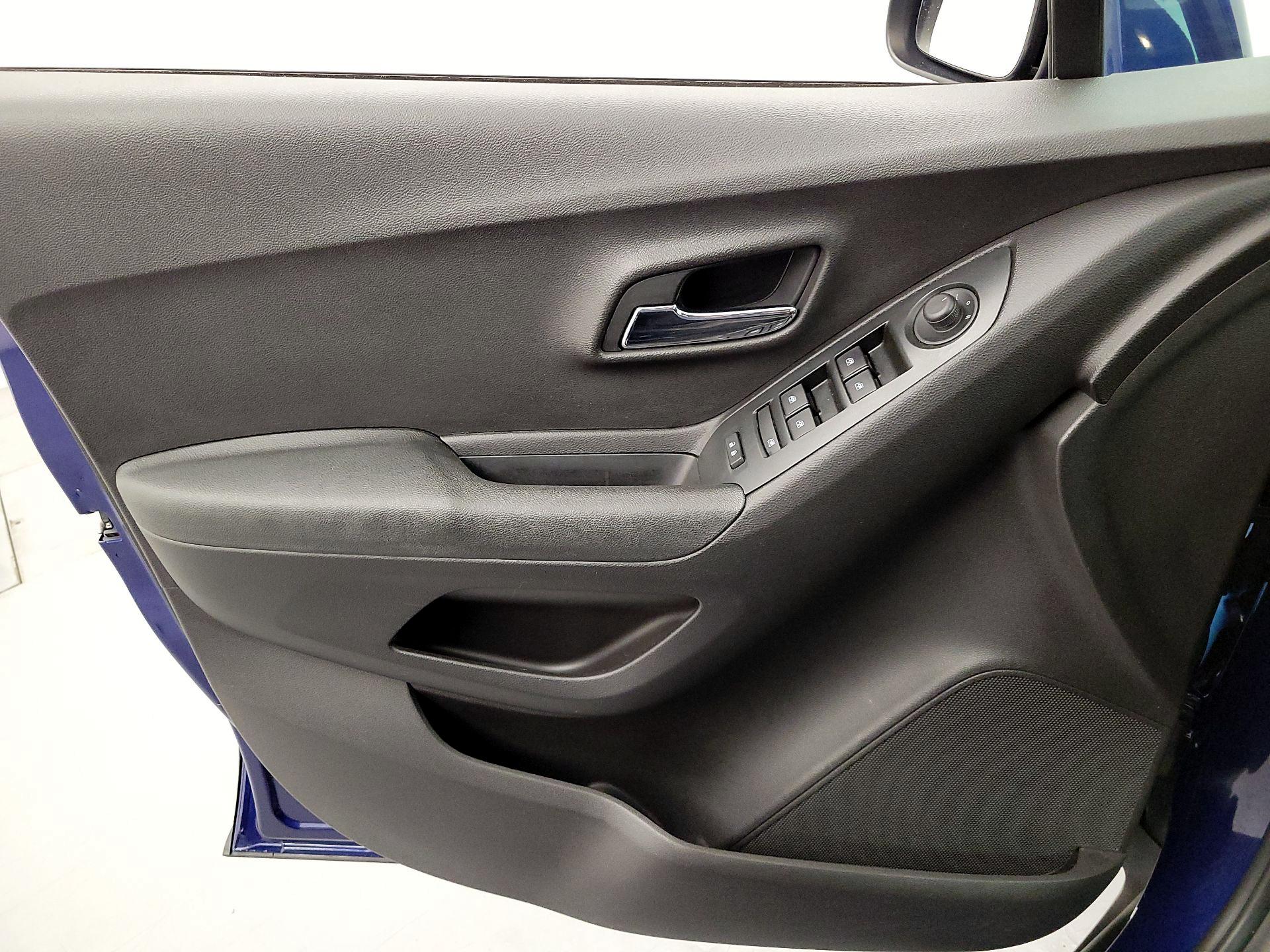 Thumbnail: 2017 Chevrolet Trax - 12