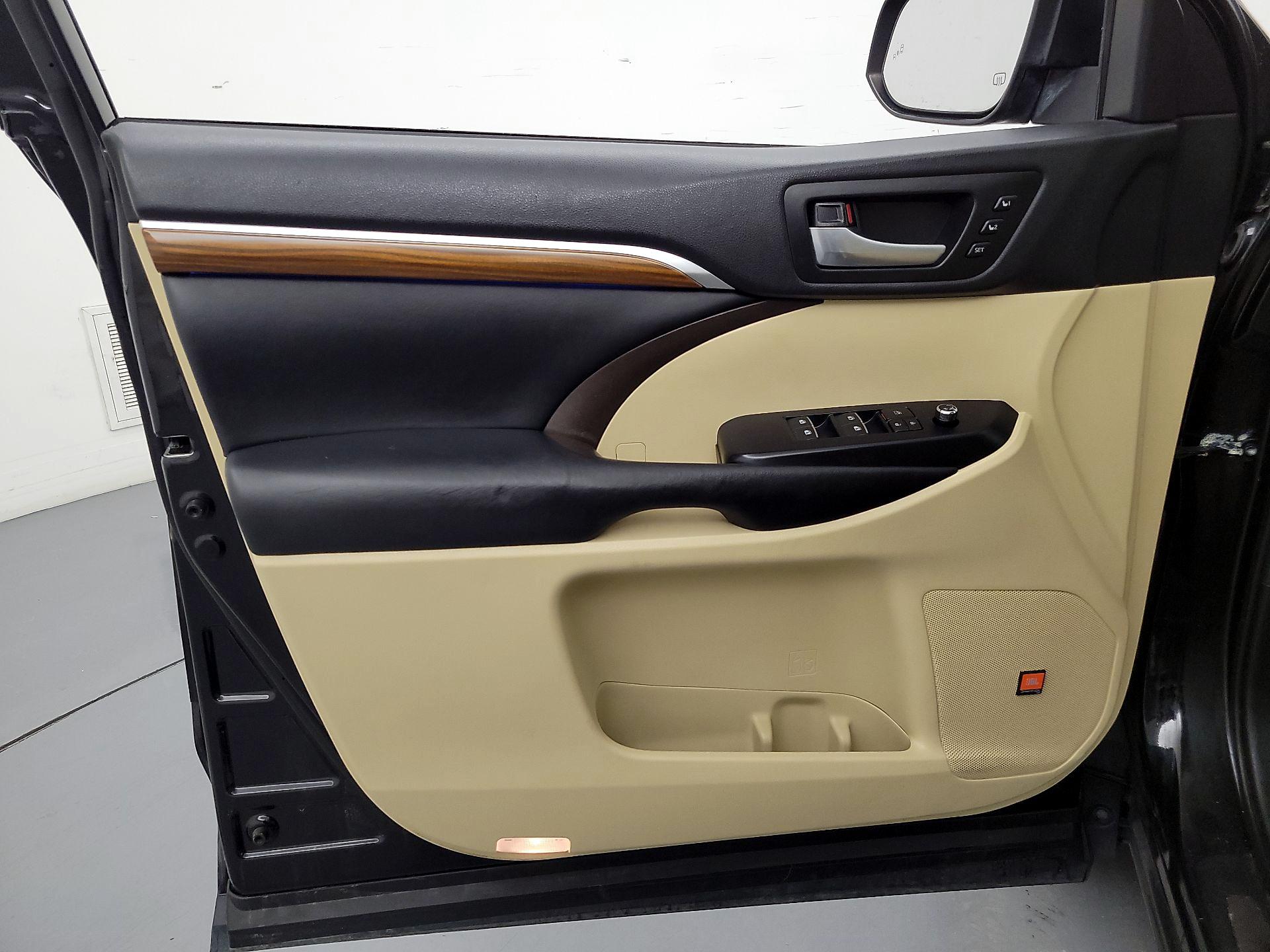 Thumbnail: 2019 Toyota Highlander - 12