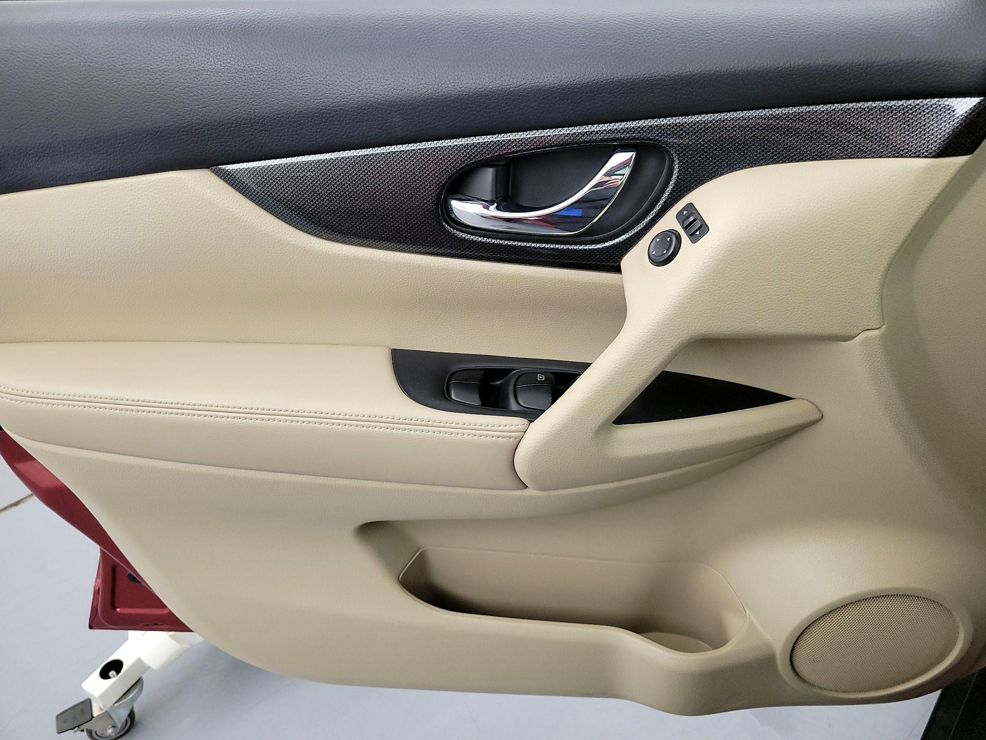 Thumbnail: 2015 Nissan Rogue - 12