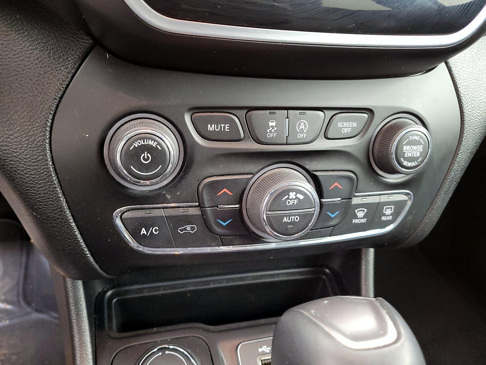 Thumbnail: 2019 Jeep Cherokee - 16