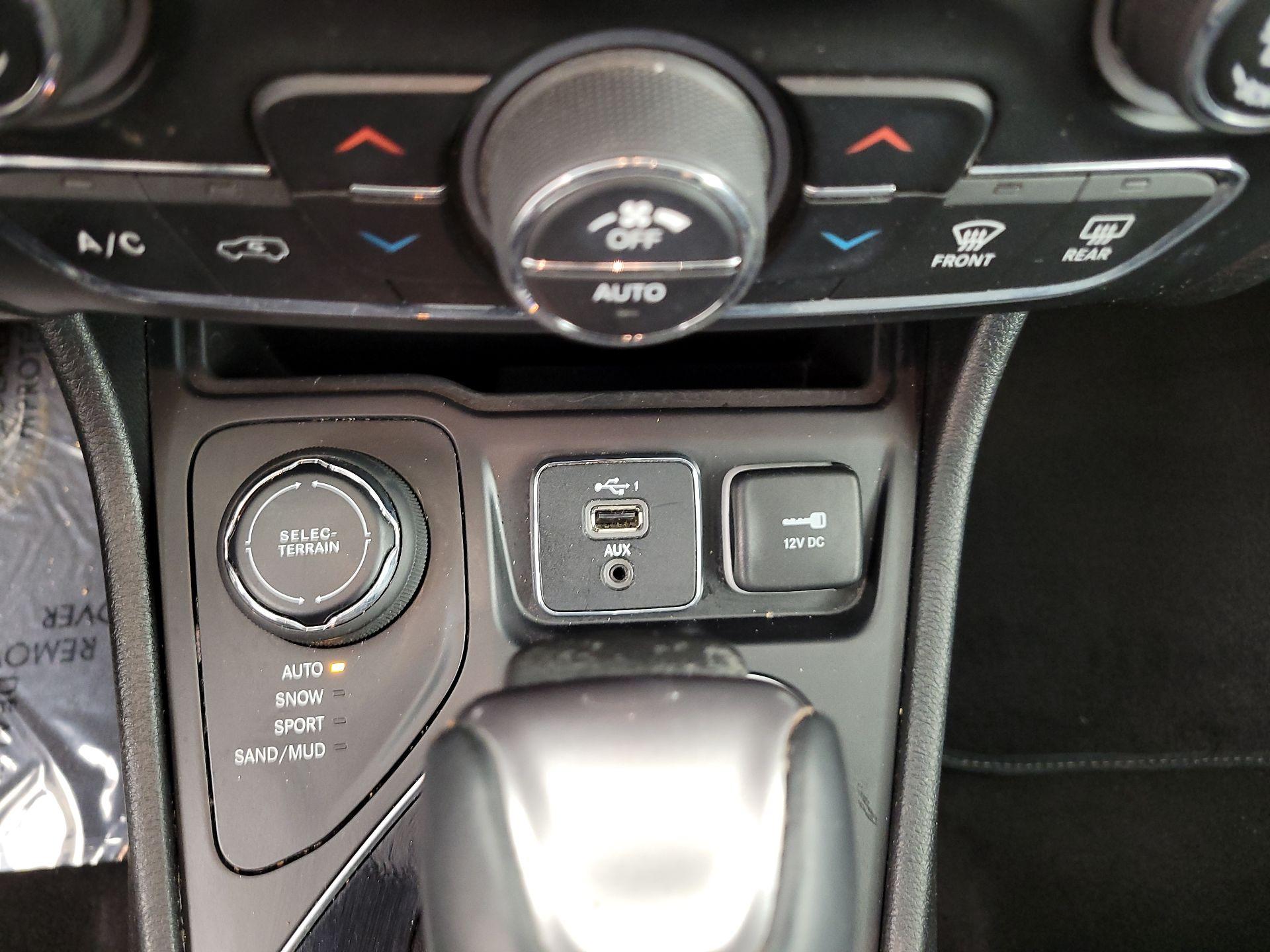 Thumbnail: 2019 Jeep Cherokee - 18