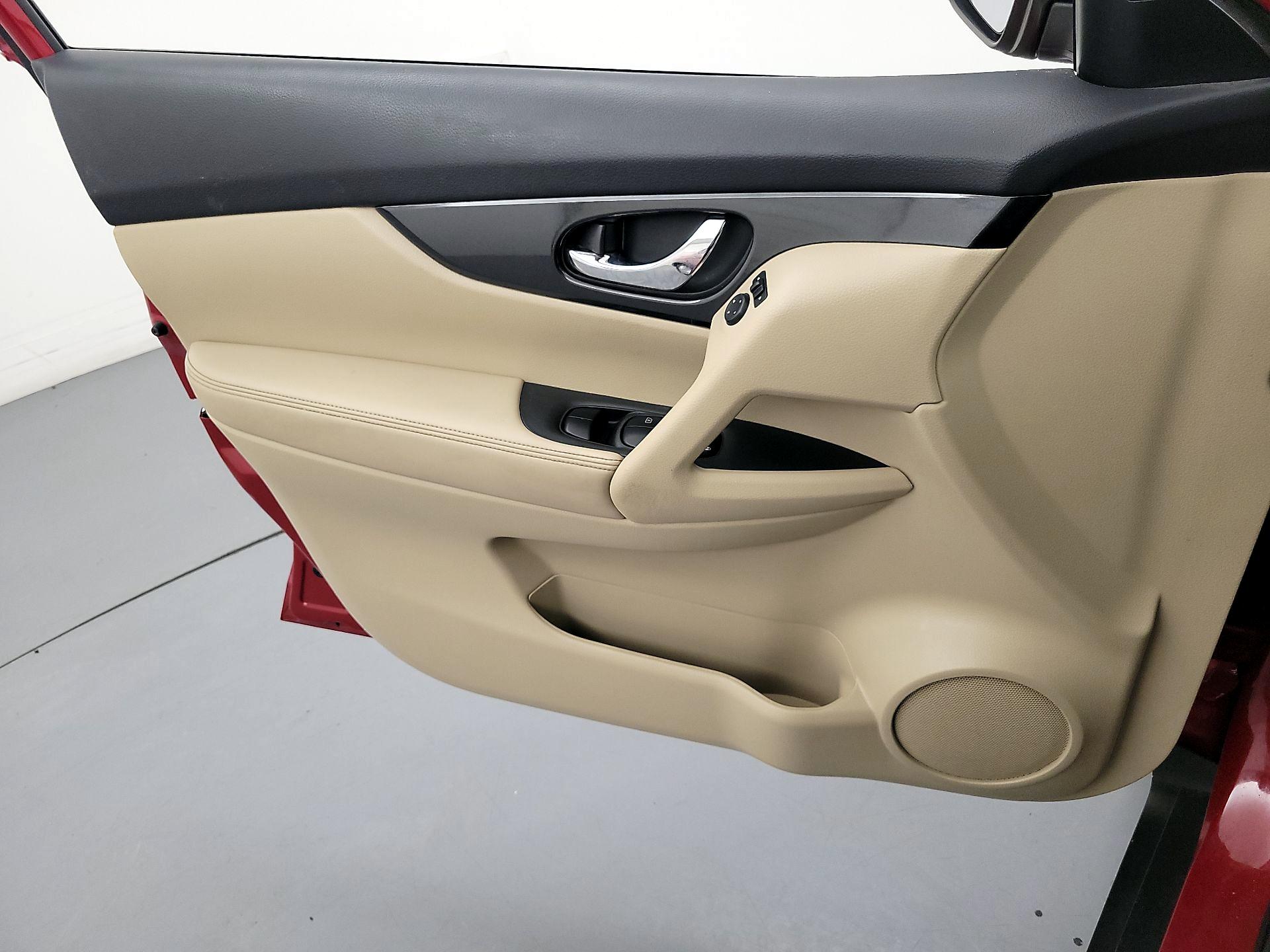 Thumbnail: 2017 Nissan Rogue - 12