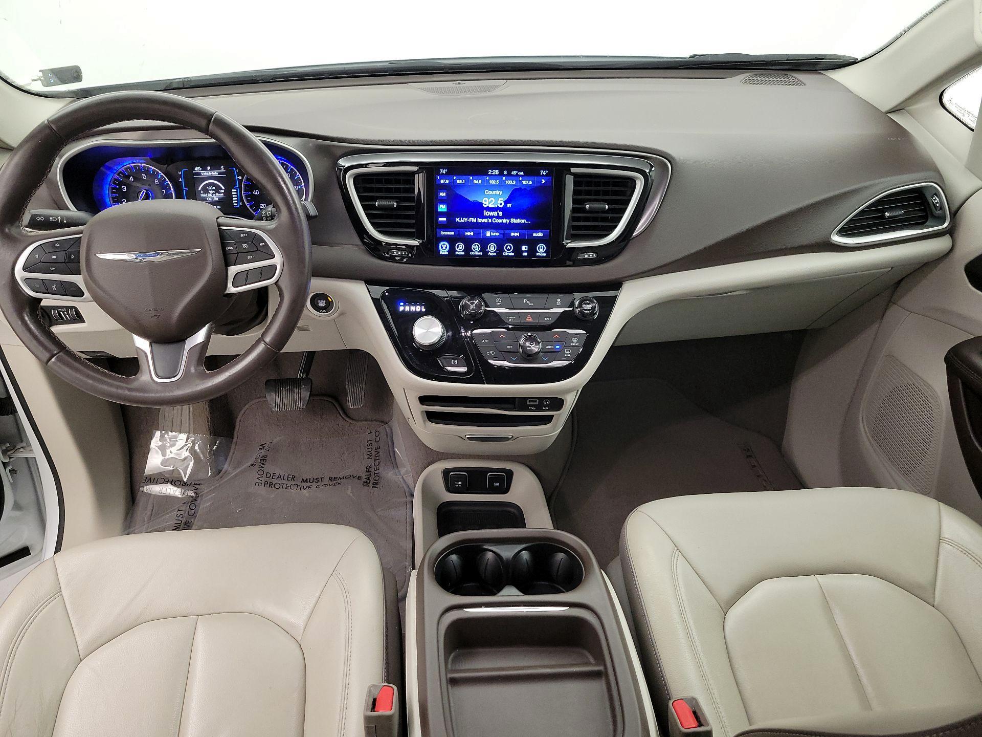 Thumbnail: 2017 Chrysler Pacifica - 9