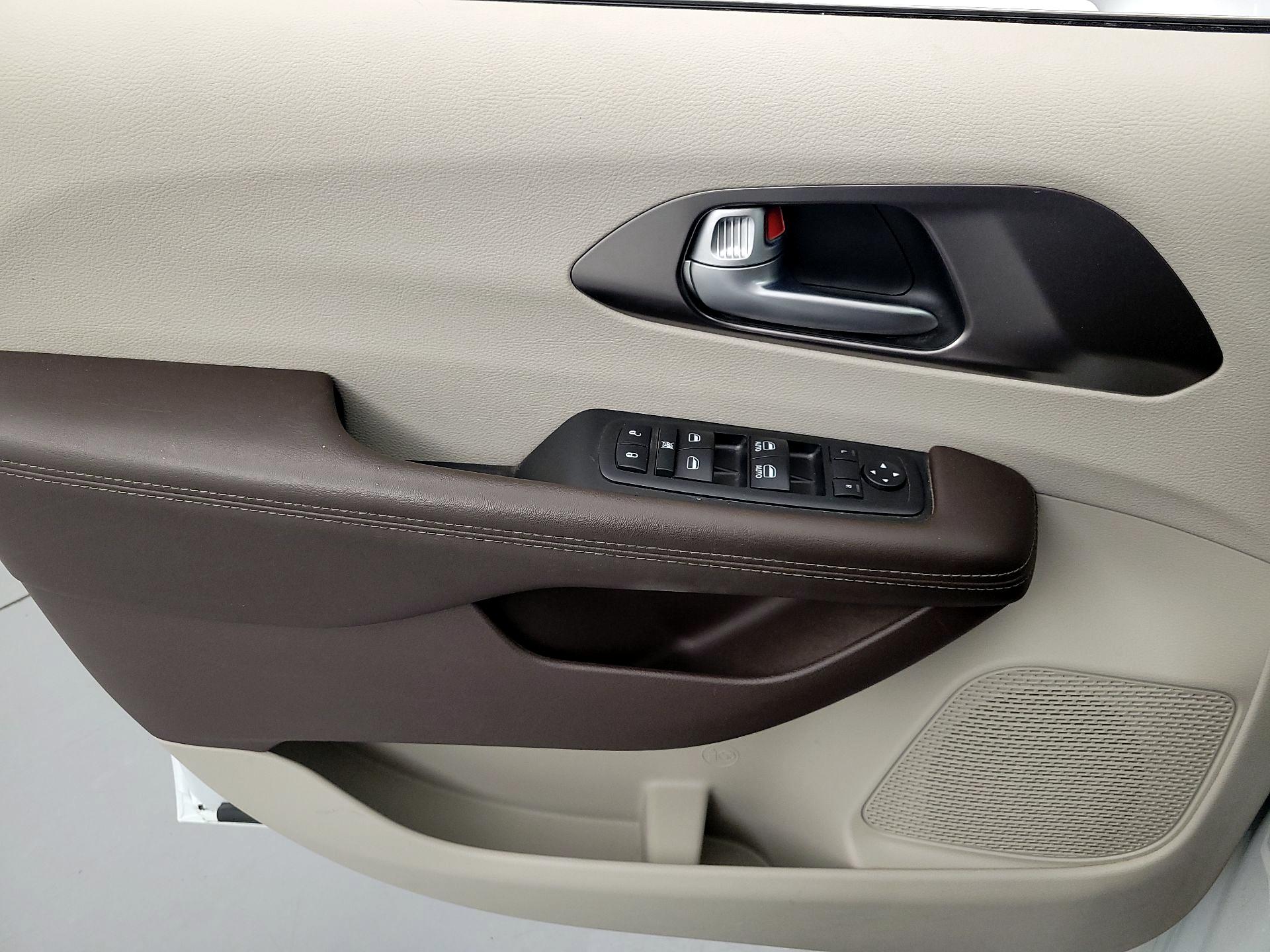 Thumbnail: 2017 Chrysler Pacifica - 12