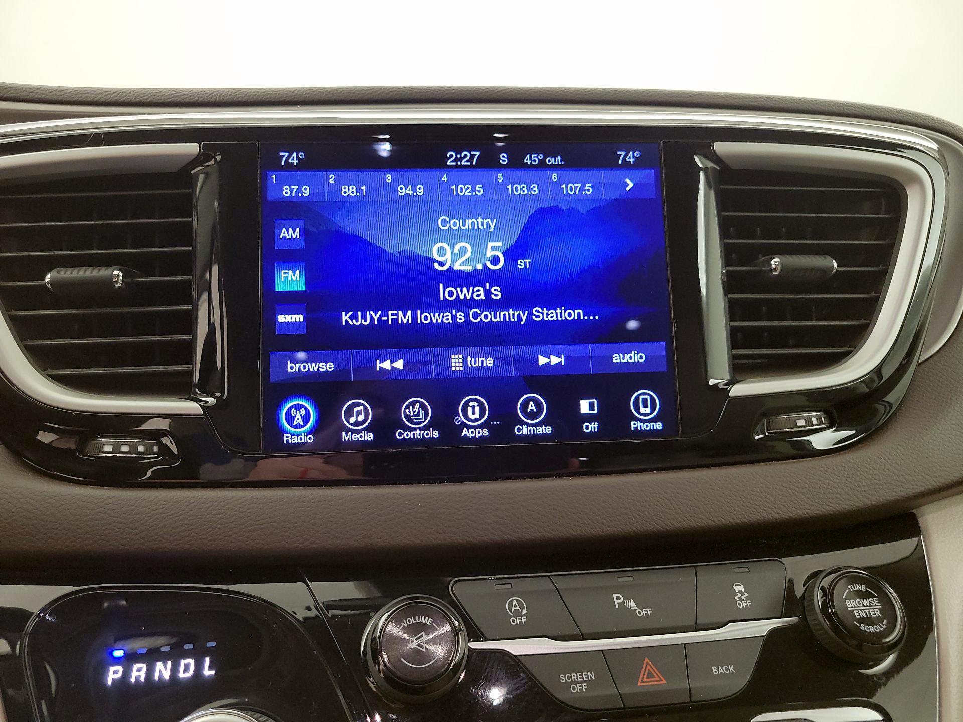 Thumbnail: 2017 Chrysler Pacifica - 15