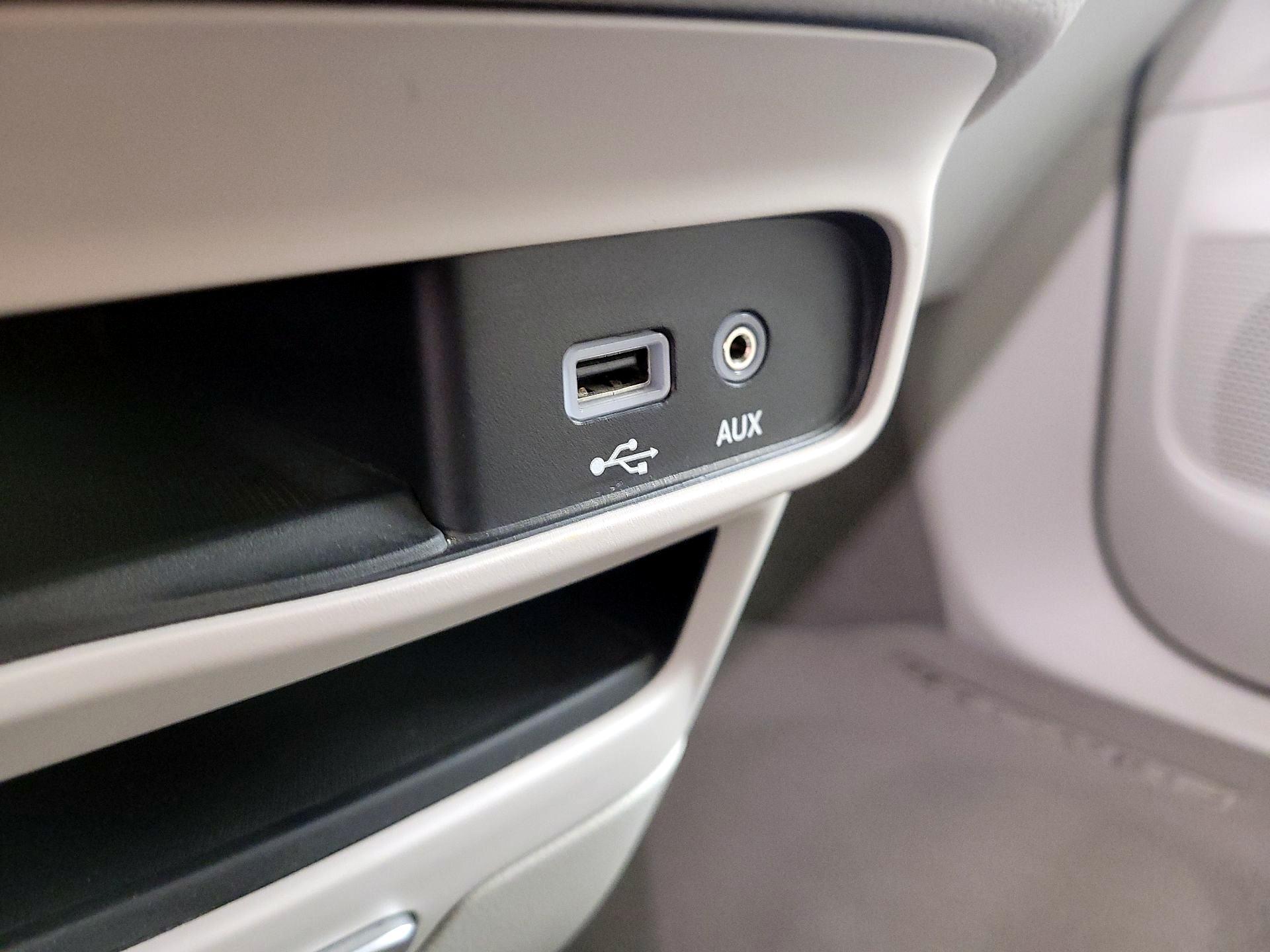 Thumbnail: 2017 Chrysler Pacifica - 18