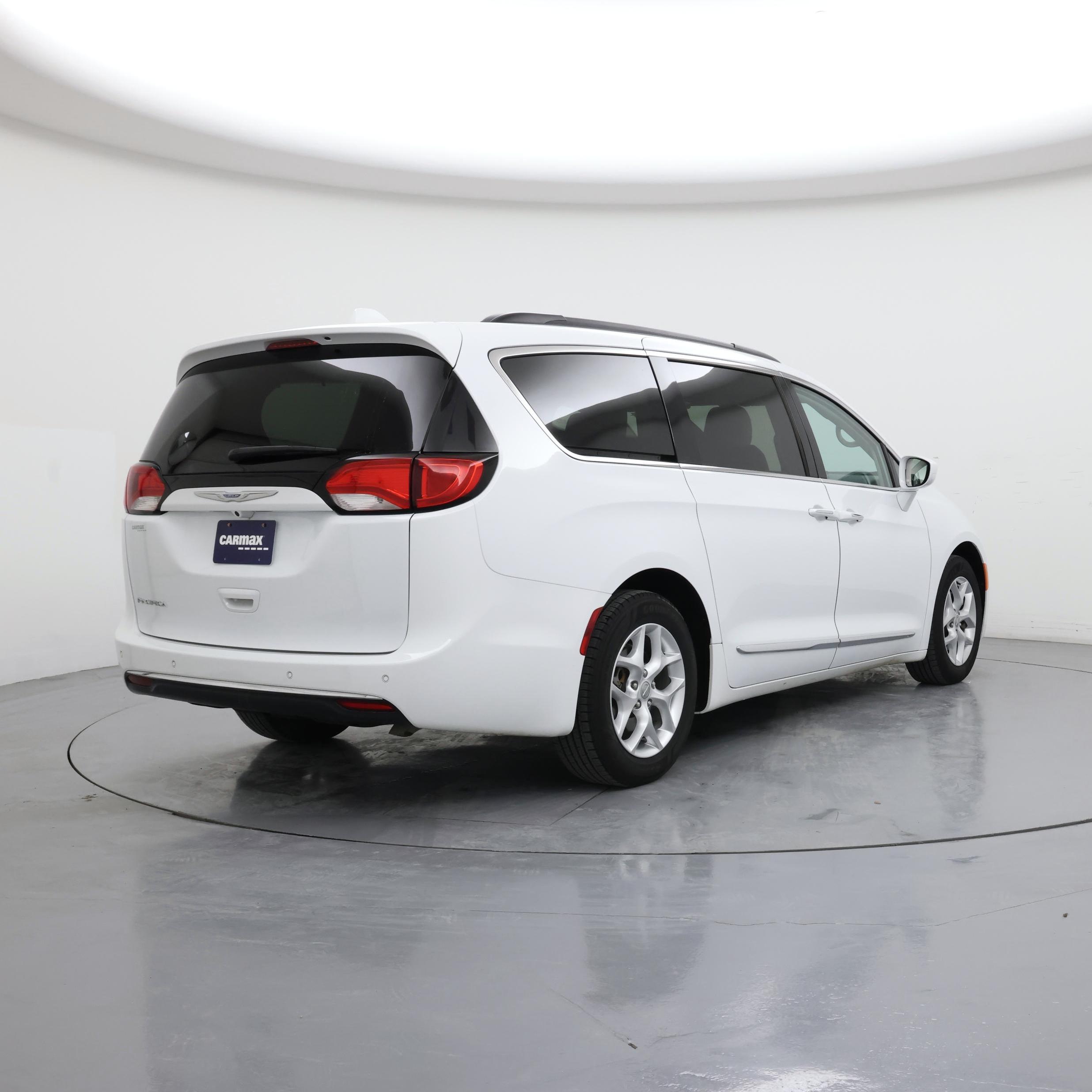 Thumbnail: 2017 Chrysler Pacifica - 8