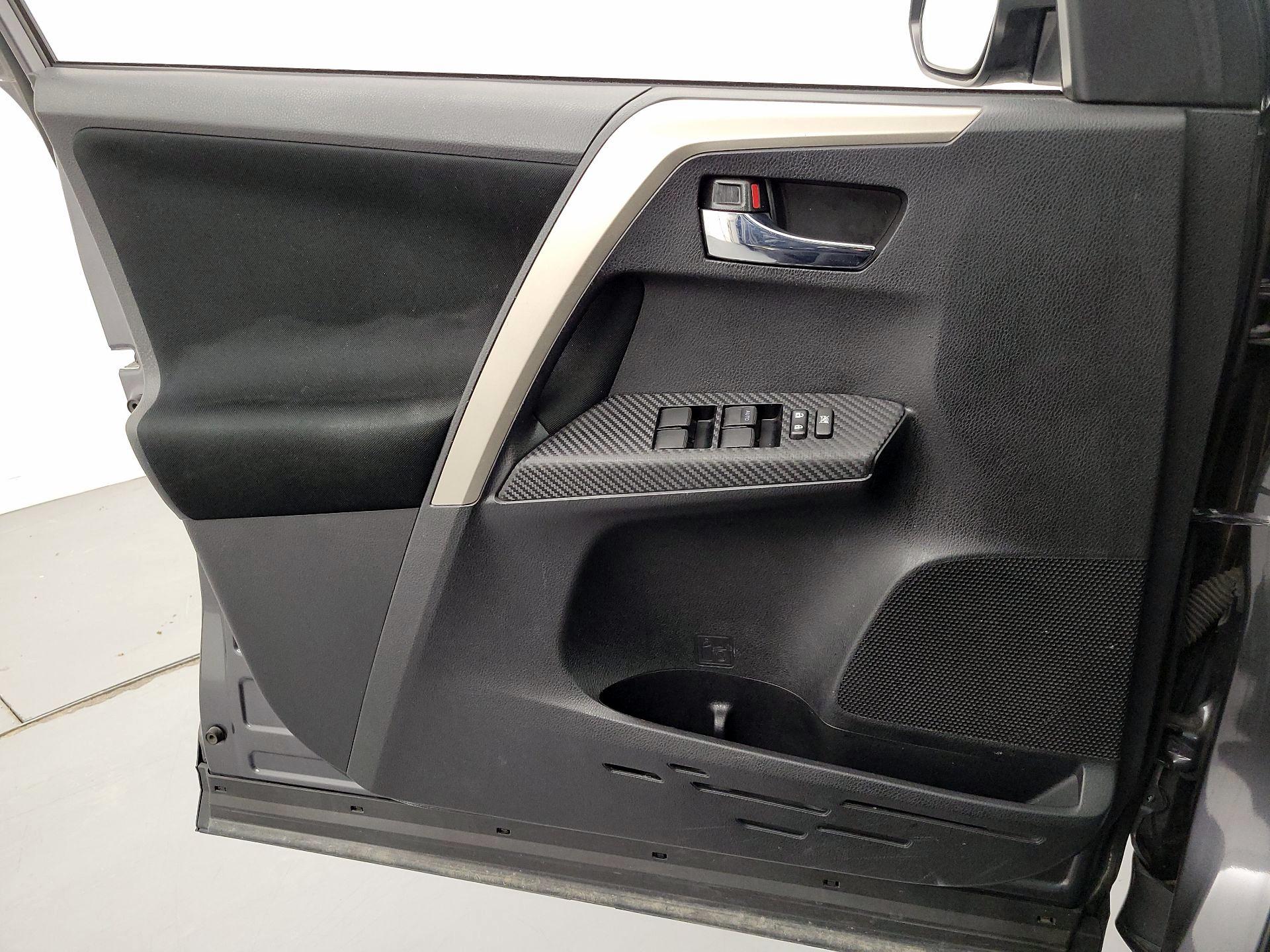 Thumbnail: 2015 Toyota RAV4 - 12