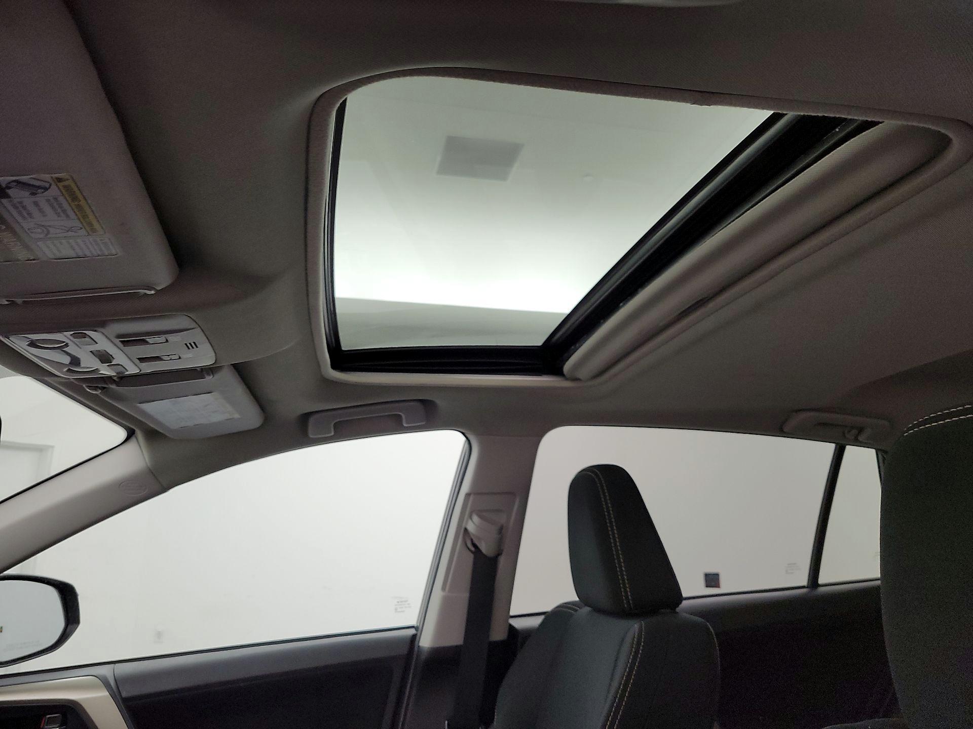 Thumbnail: 2015 Toyota RAV4 - 17