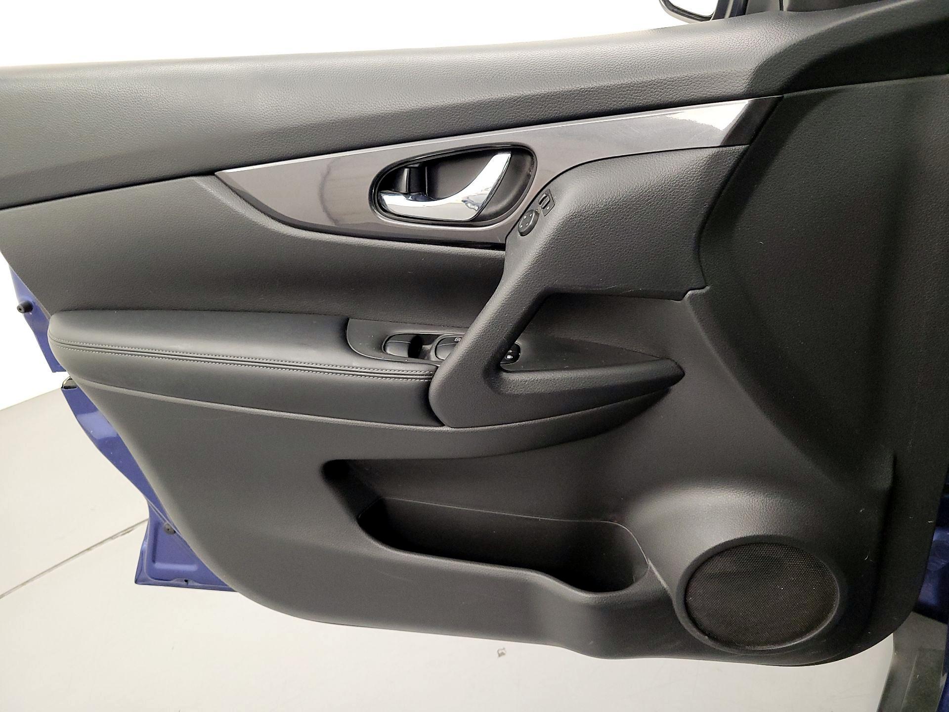 Thumbnail: 2017 Nissan Rogue - 12