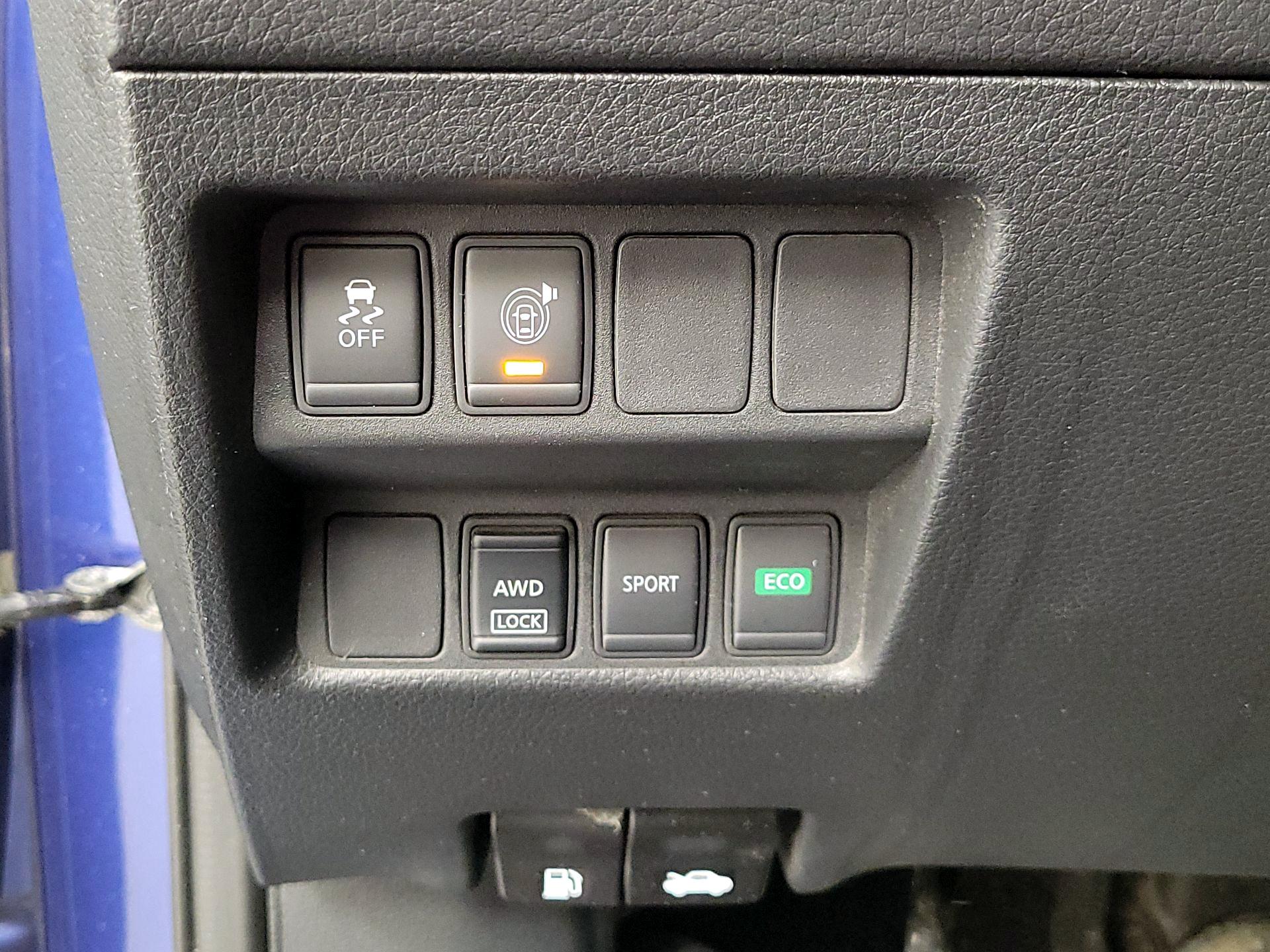 Thumbnail: 2017 Nissan Rogue - 13