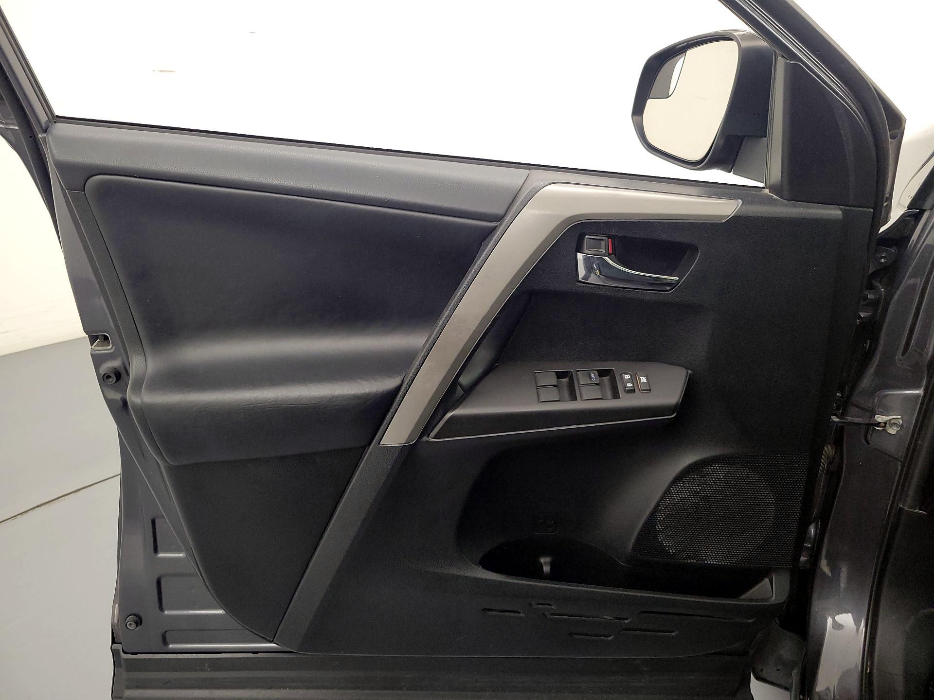 Thumbnail: 2018 Toyota RAV4 - 12