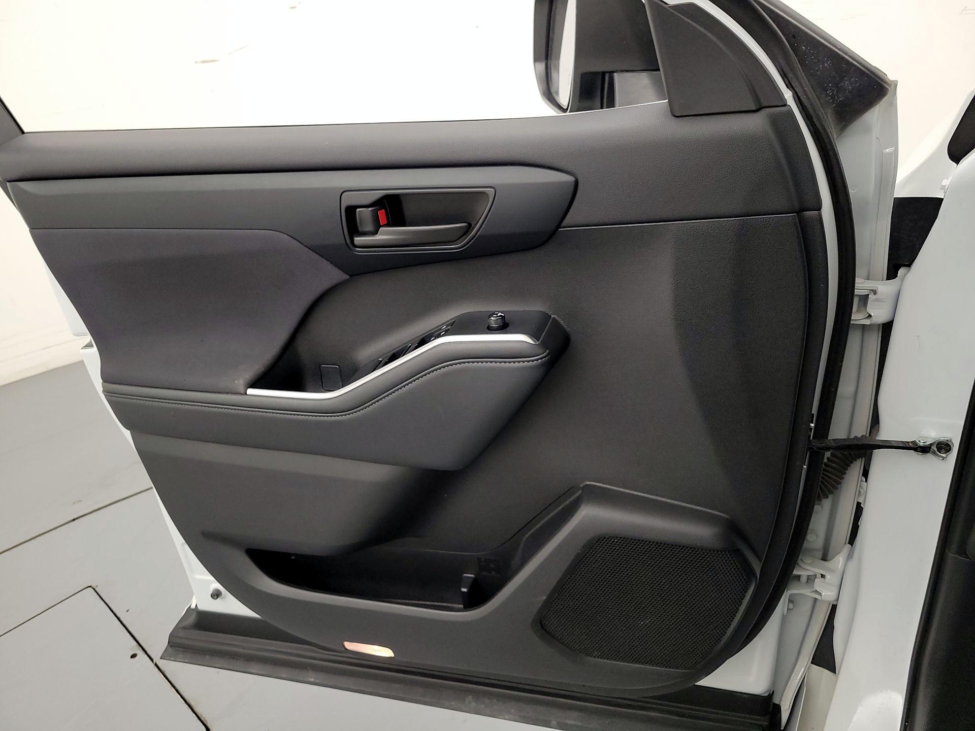 Thumbnail: 2023 Toyota Highlander - 12