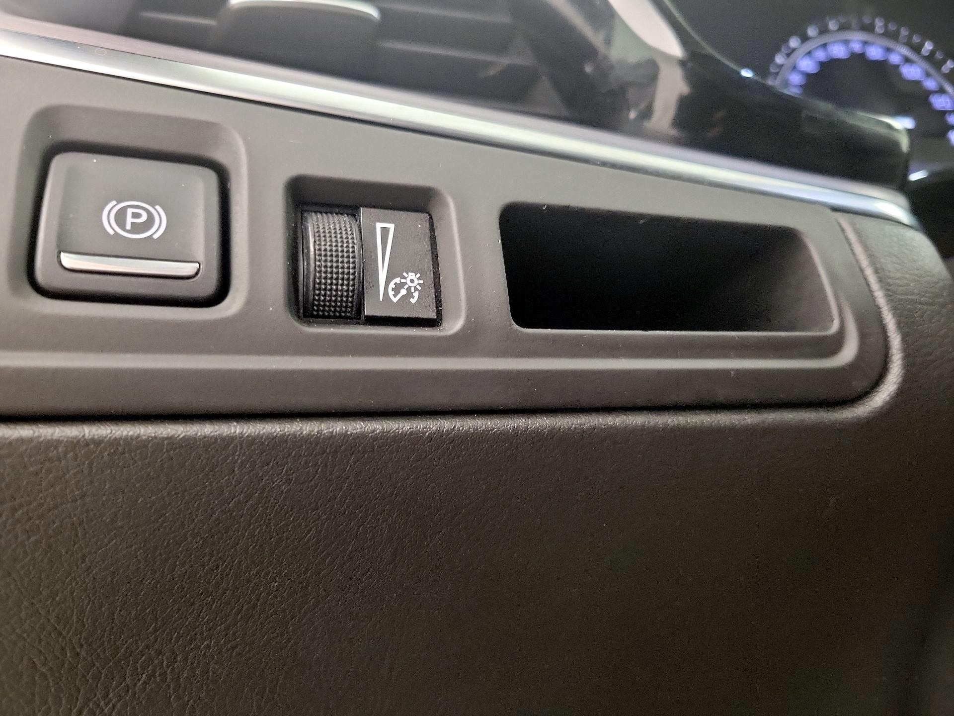 Thumbnail: 2017 Cadillac XT5 - 11