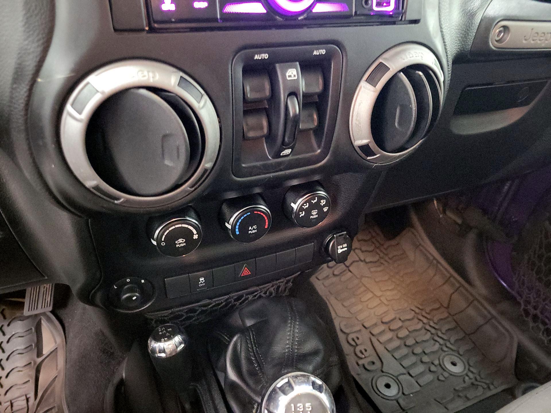 Thumbnail: 2017 Jeep Wrangler - 14