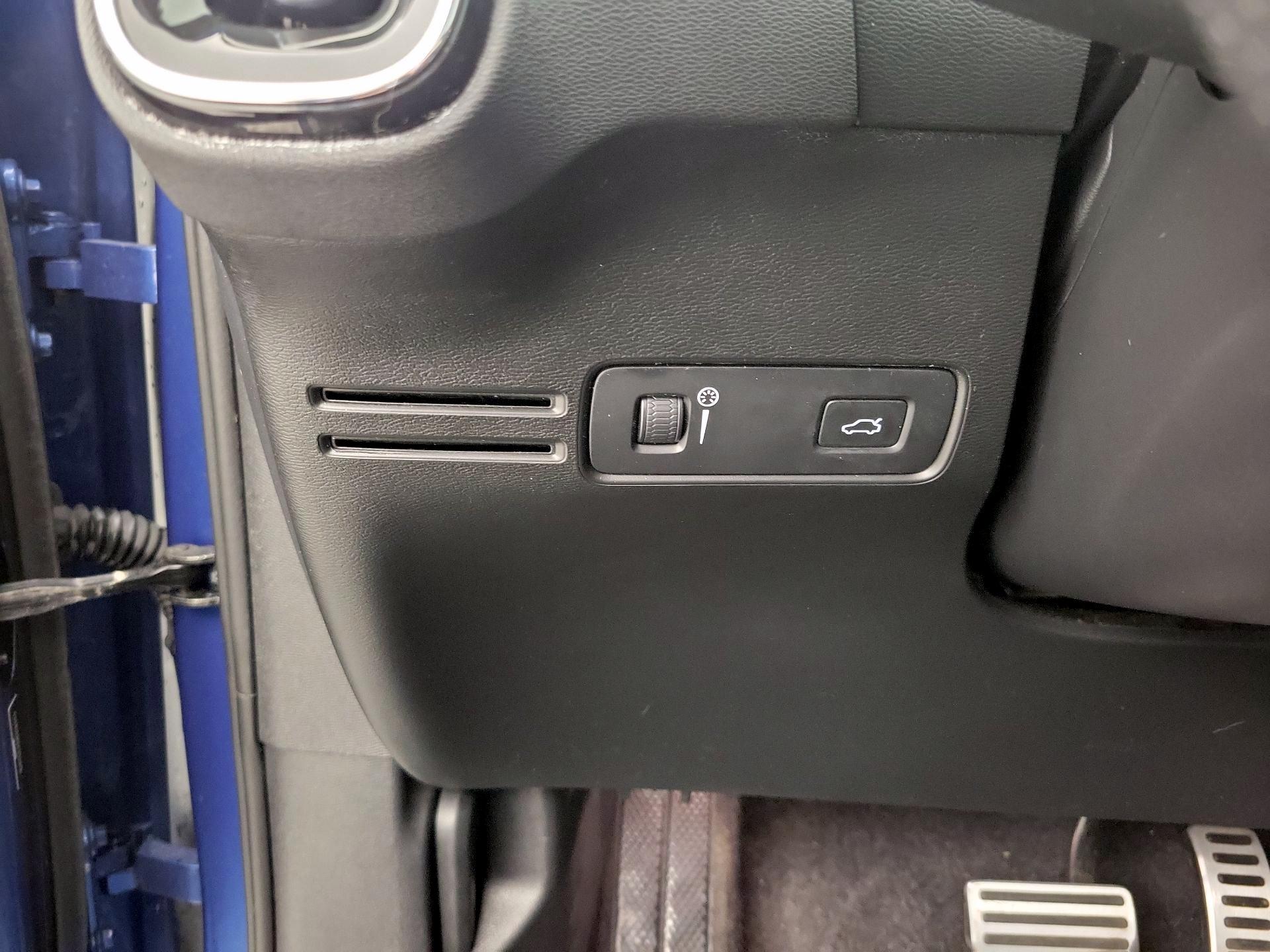 Thumbnail: 2019 Volvo XC40 - 13