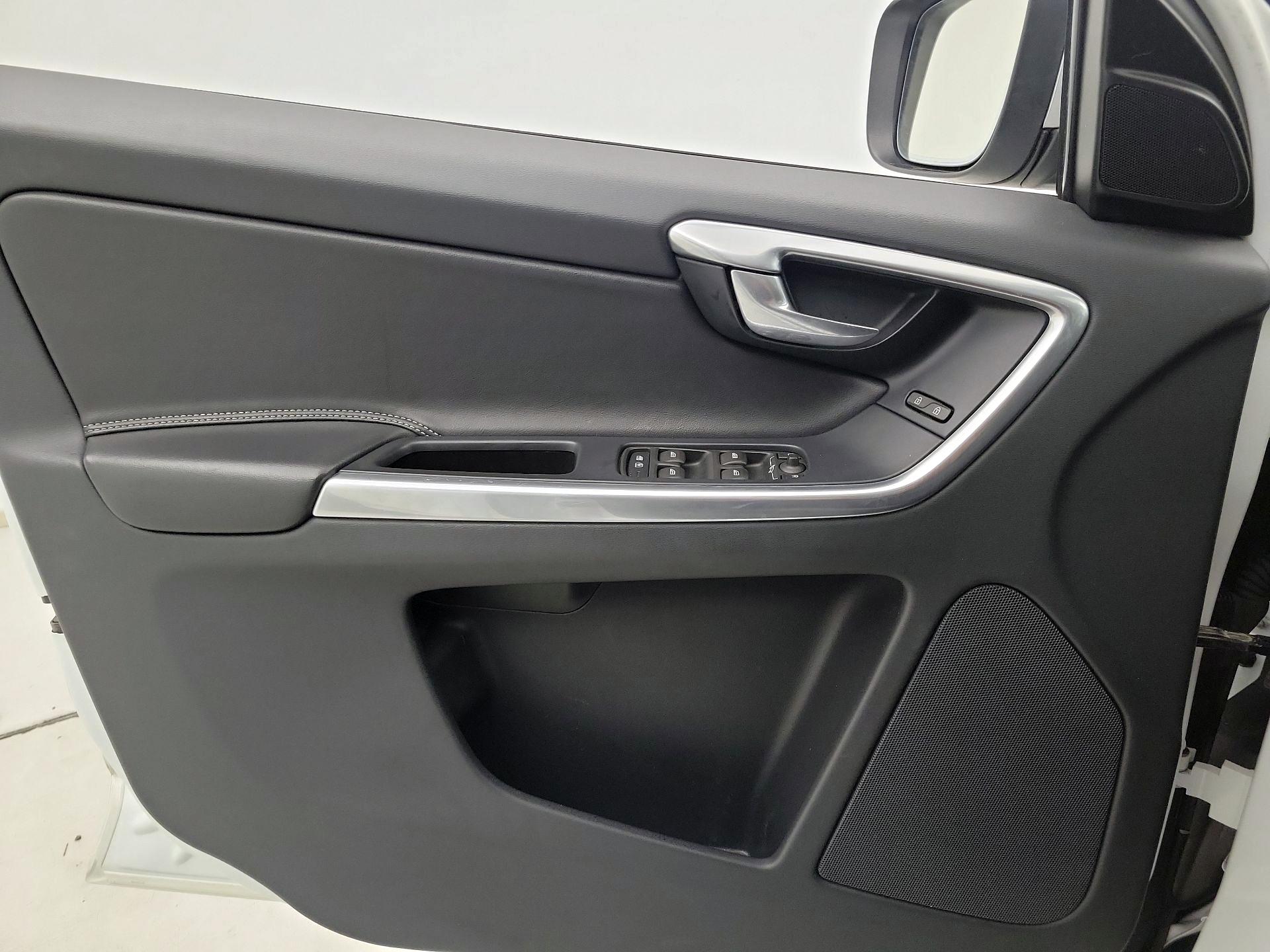 Thumbnail: 2017 Volvo XC60 - 10