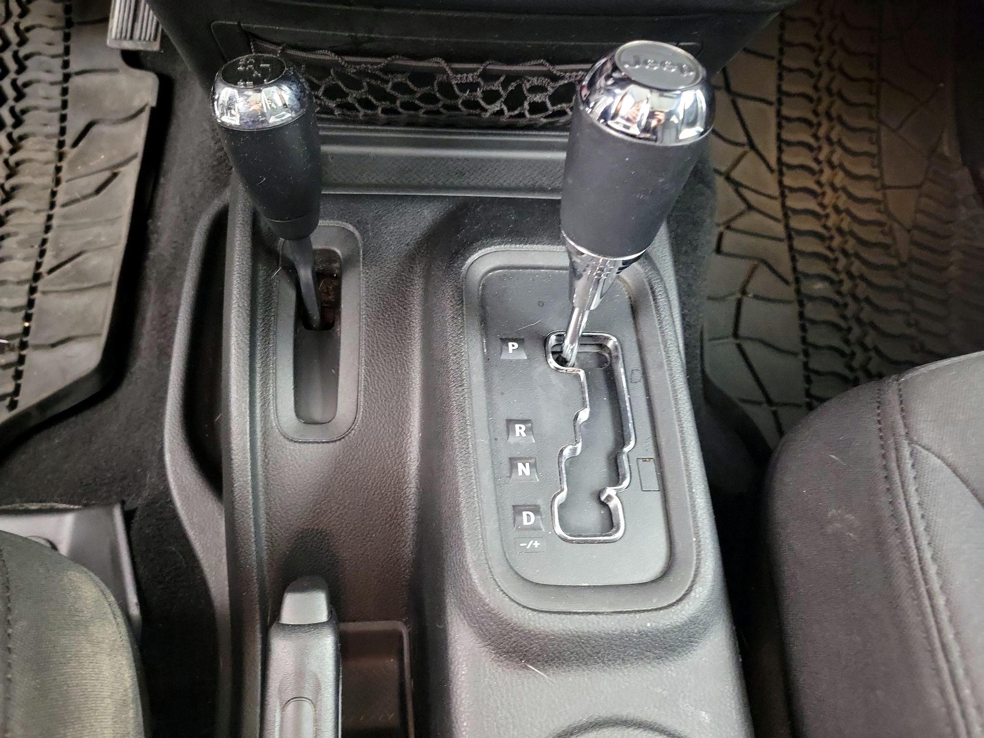 Thumbnail: 2013 Jeep Wrangler - 15