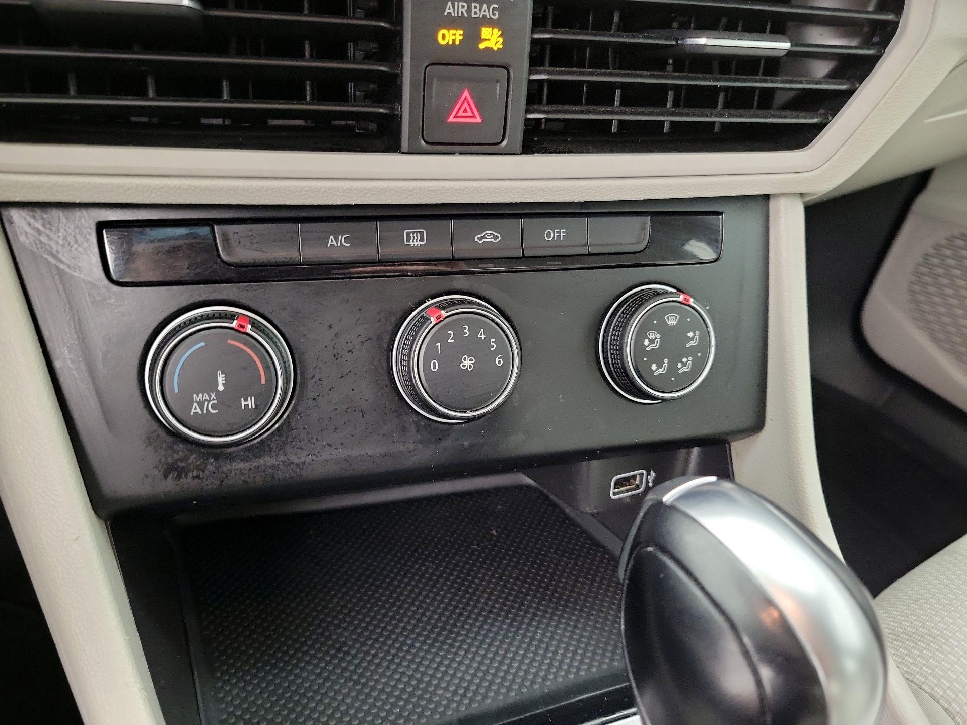 Thumbnail: 2019 Volkswagen Jetta - 16