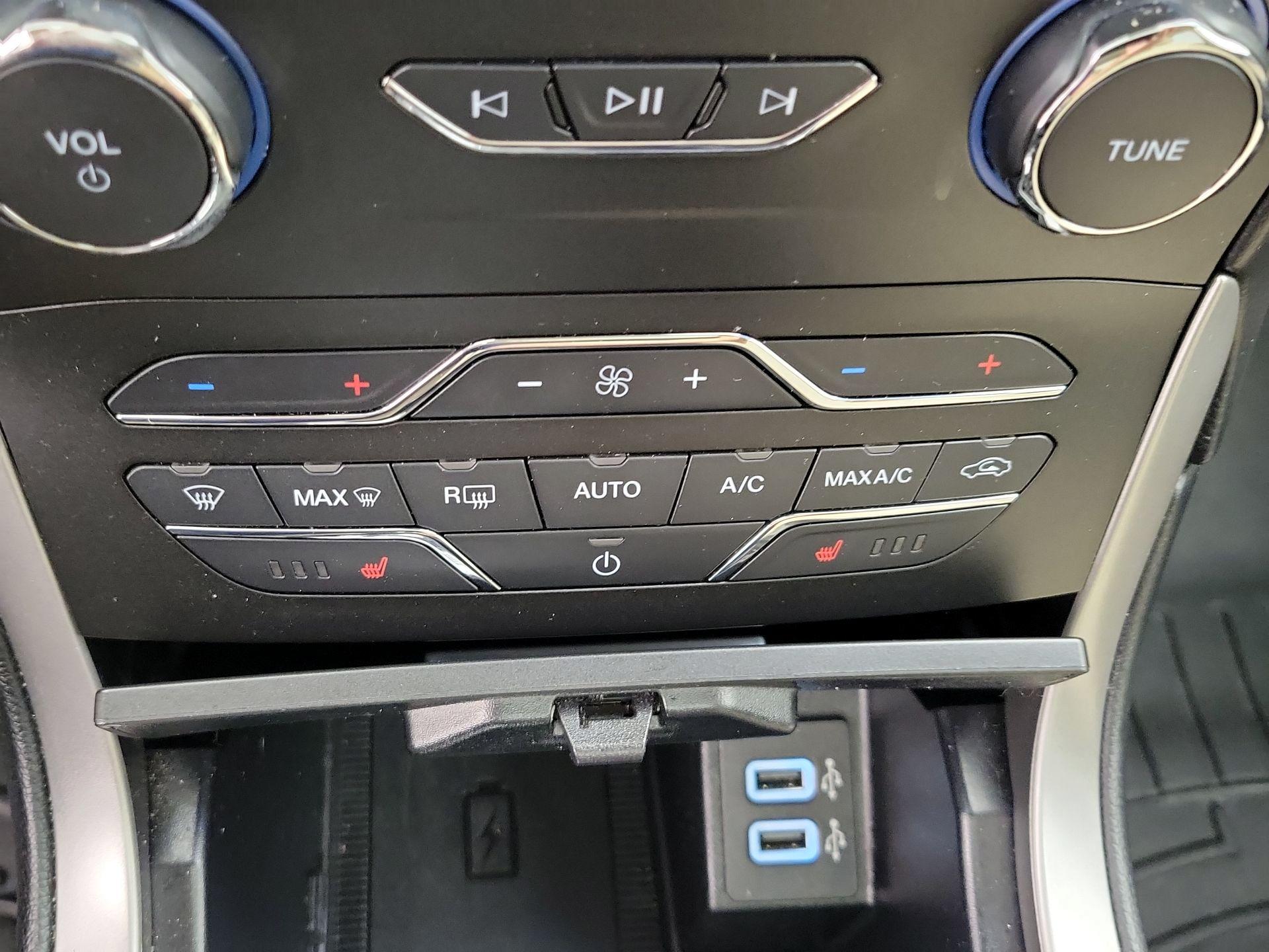Thumbnail: 2019 Ford Edge - 16