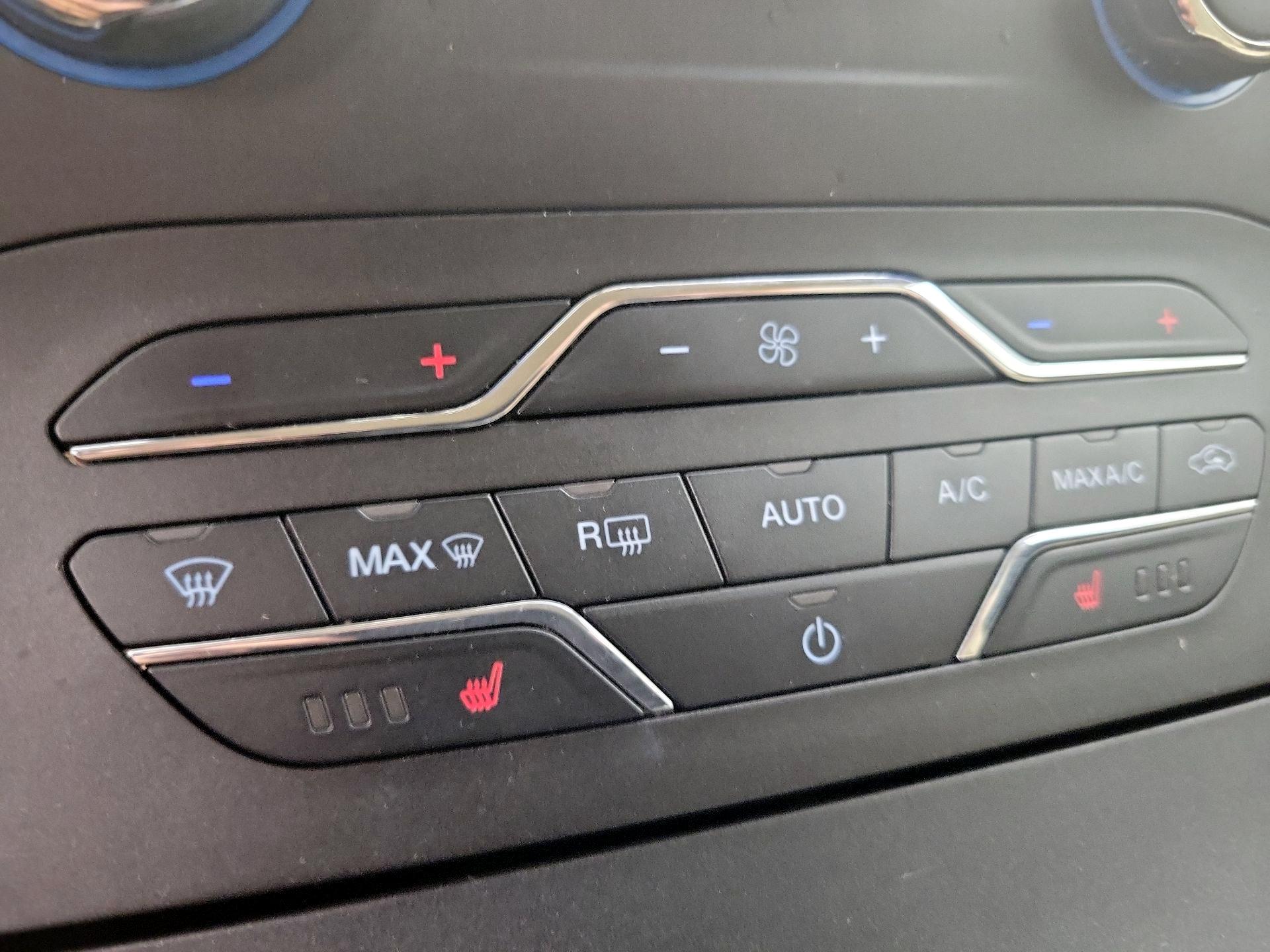 Thumbnail: 2016 Ford Edge - 17