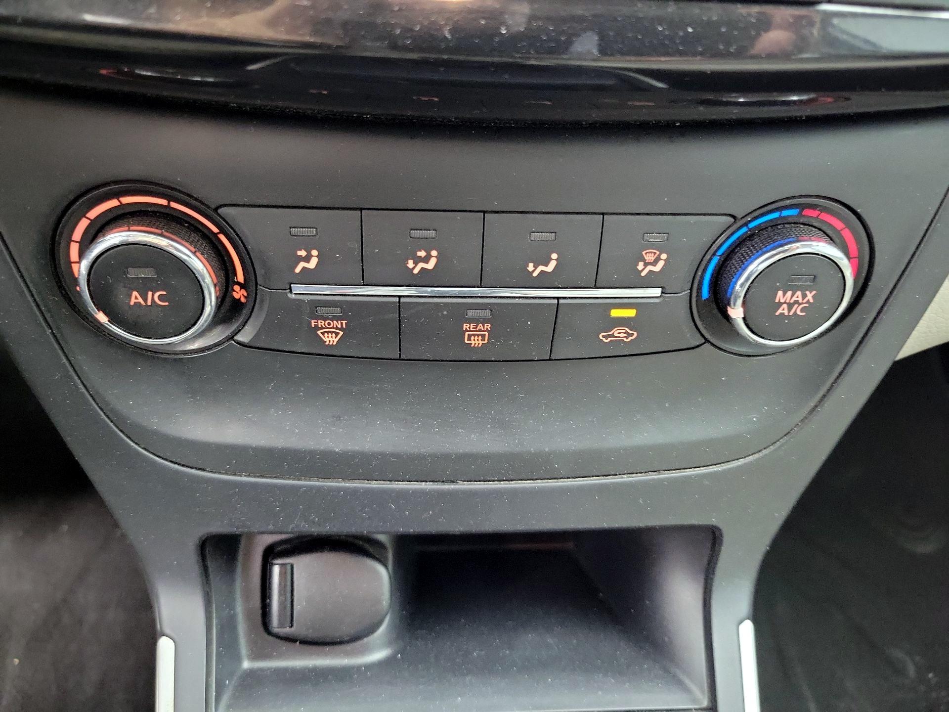 Thumbnail: 2016 Nissan Sentra - 16