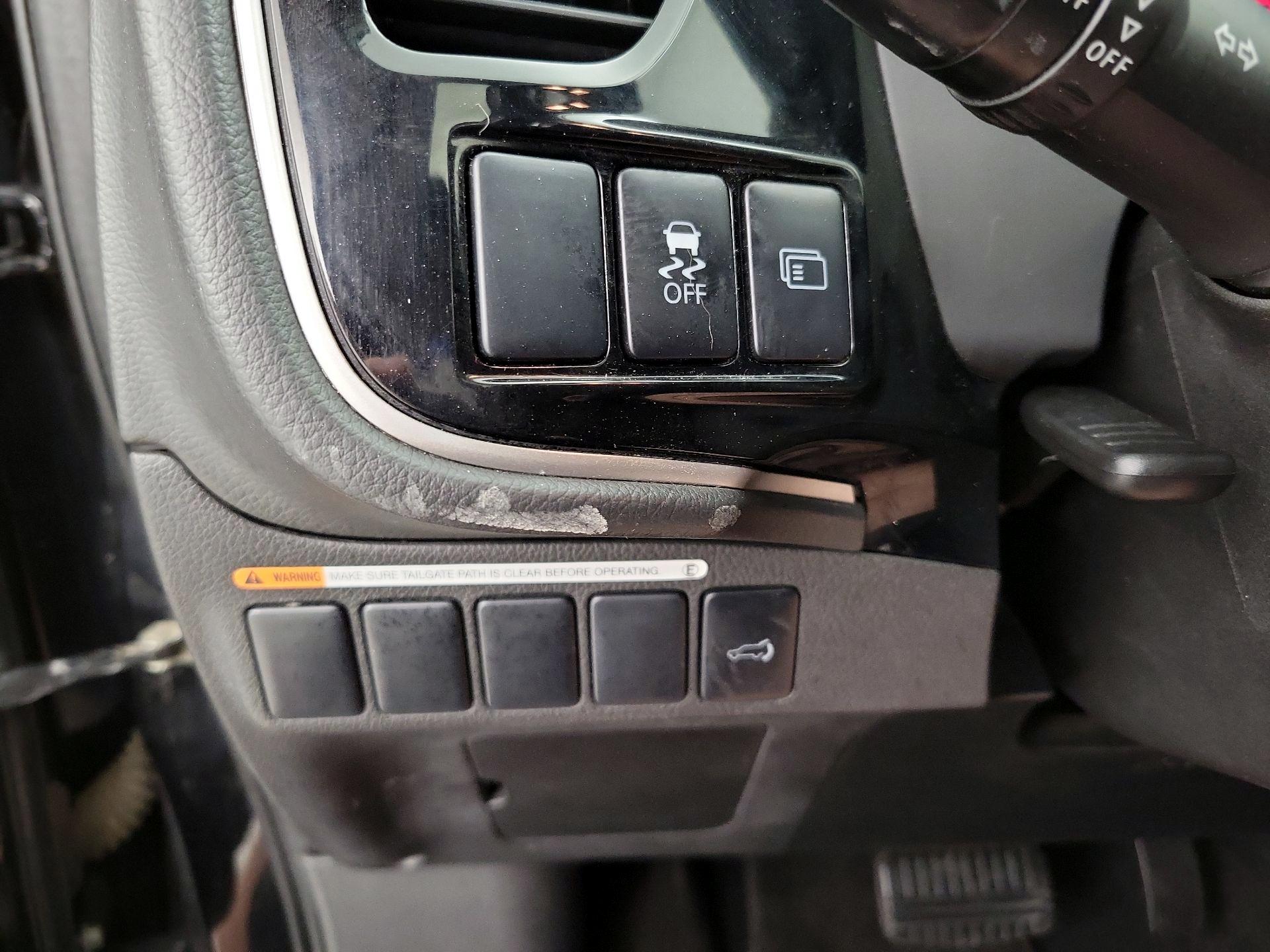 Thumbnail: 2016 Mitsubishi Outlander - 13