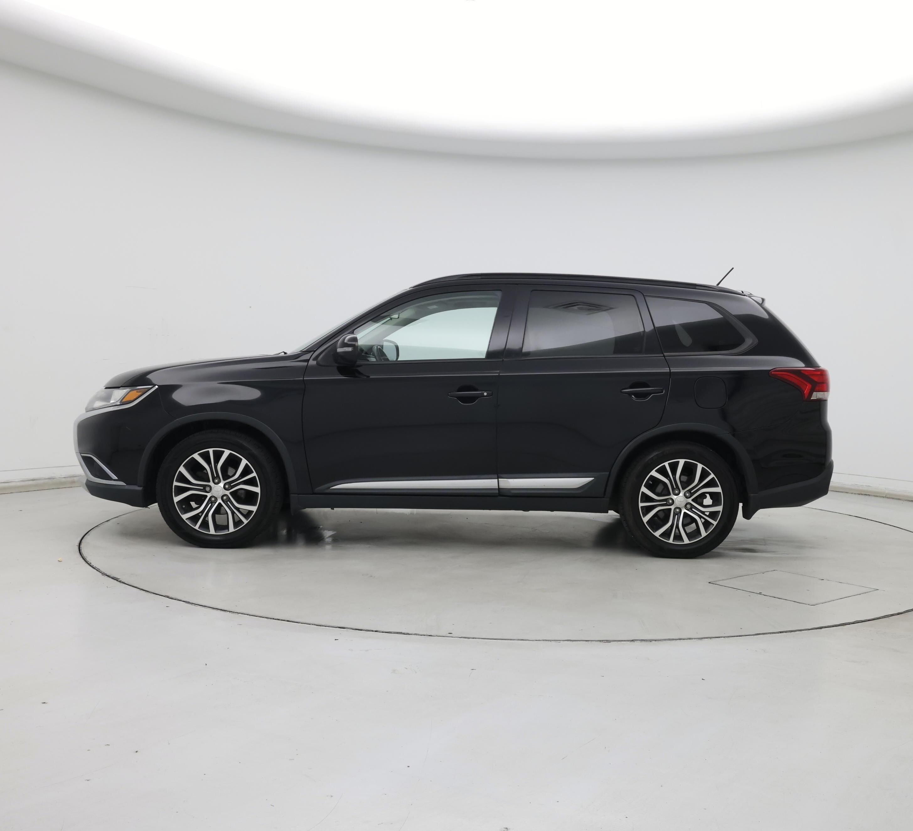 Thumbnail: 2016 Mitsubishi Outlander - 3