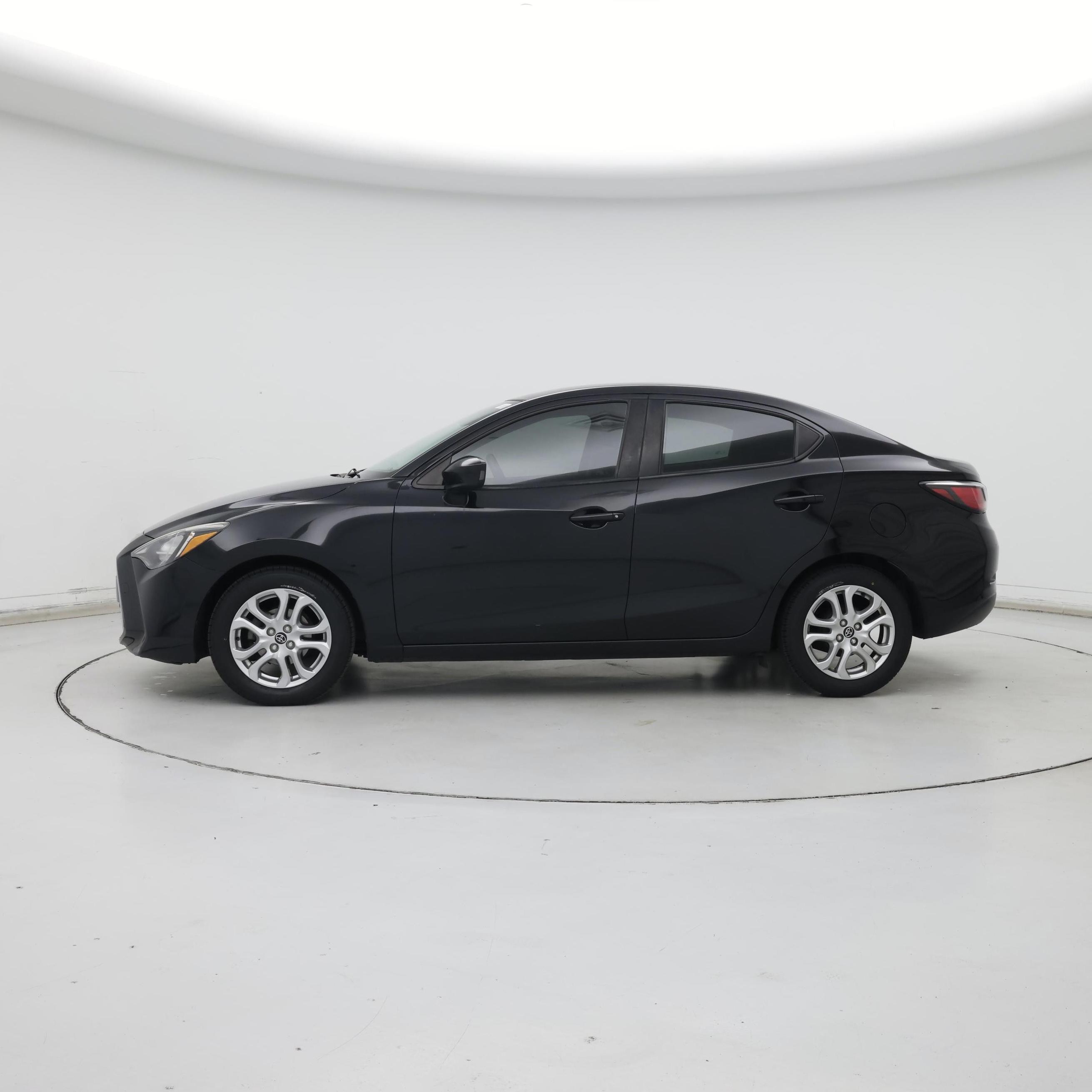 Thumbnail: 2017 Toyota Yaris iA - 3