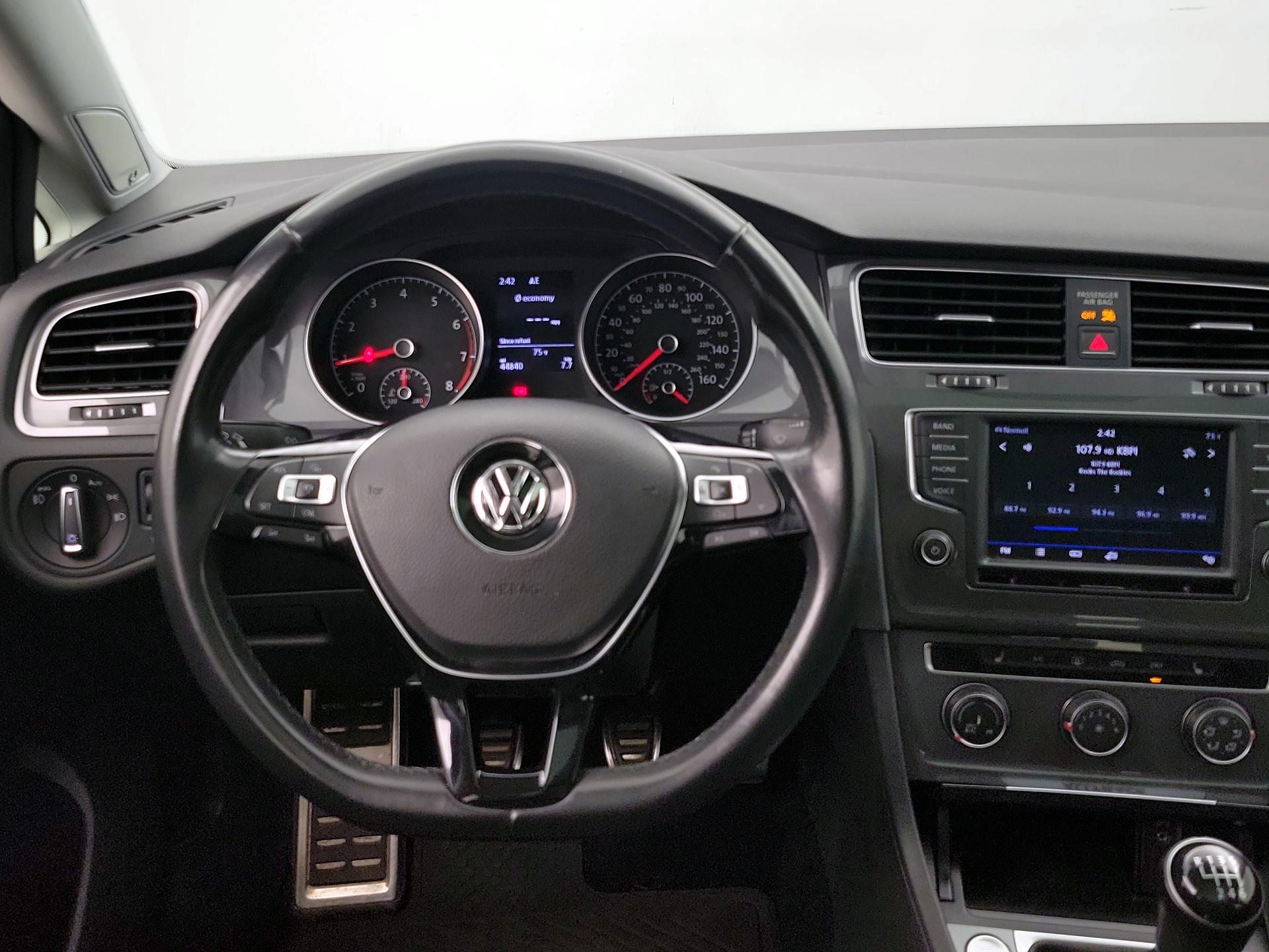 Thumbnail: 2017 Volkswagen Golf - 10