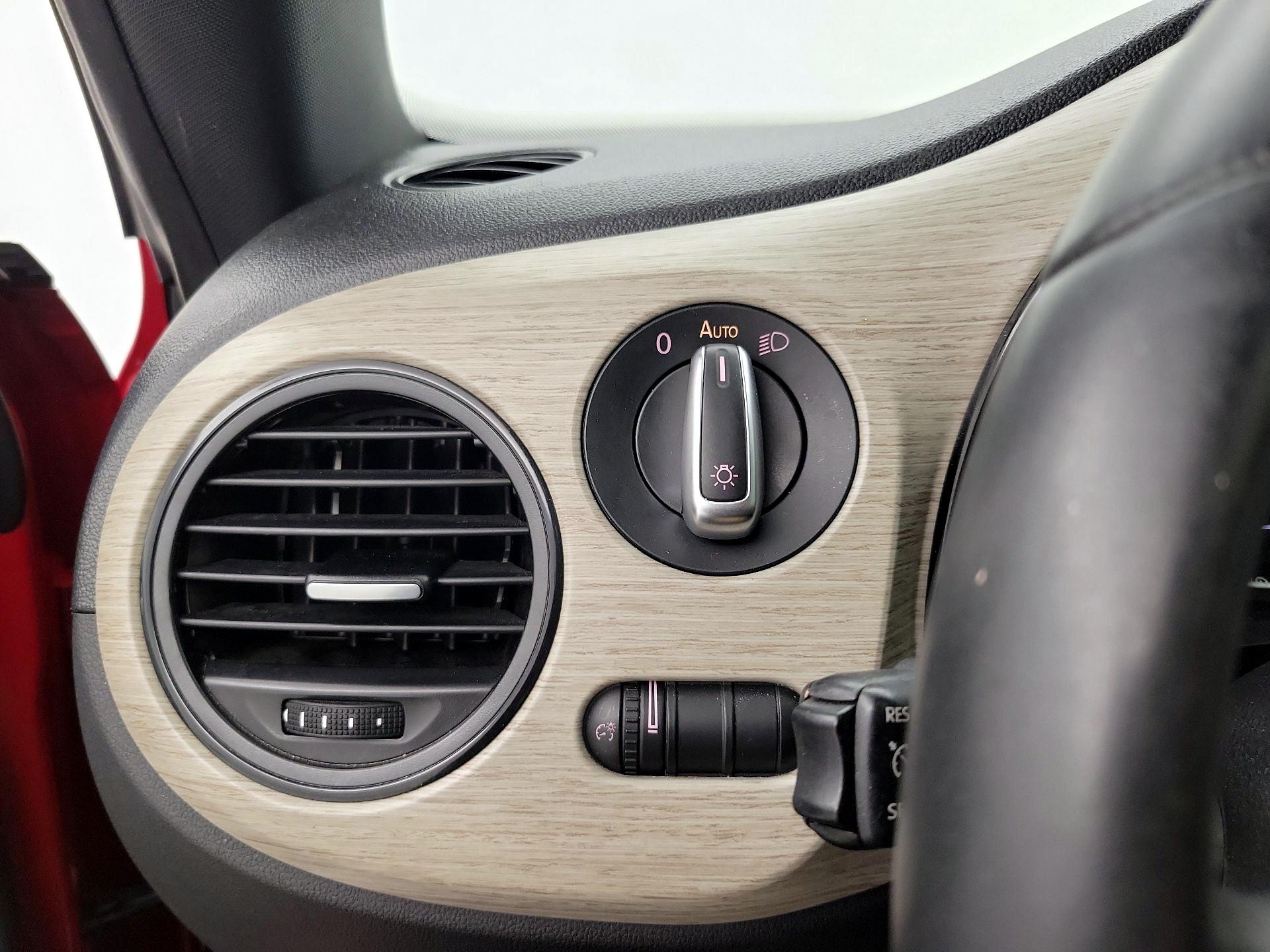 Thumbnail: 2018 Volkswagen Beetle - 13