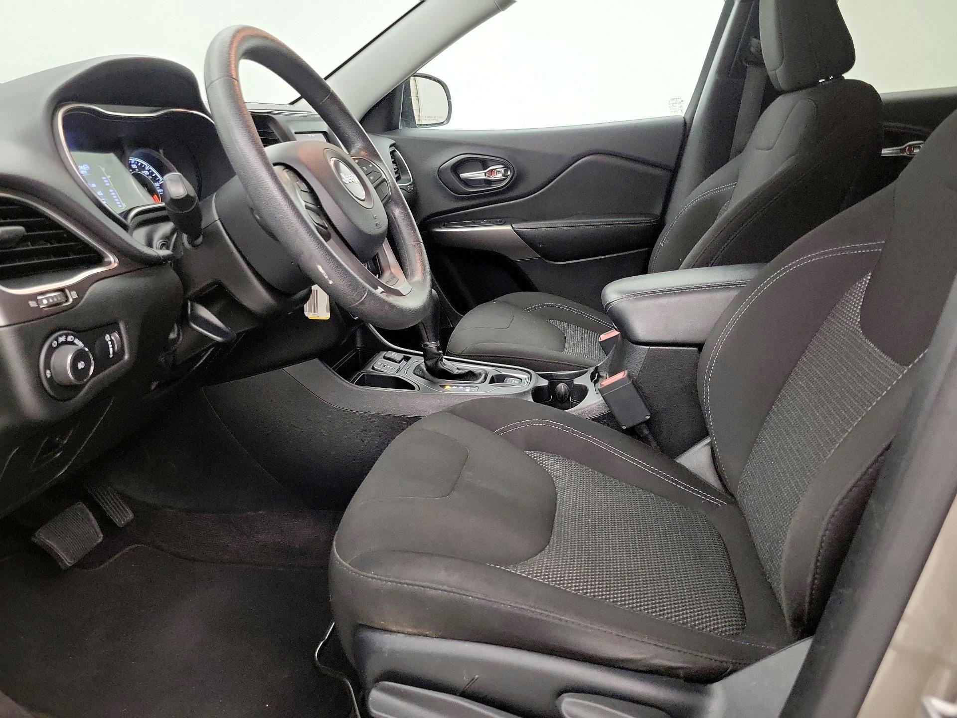 Thumbnail: 2019 Jeep Cherokee - 11