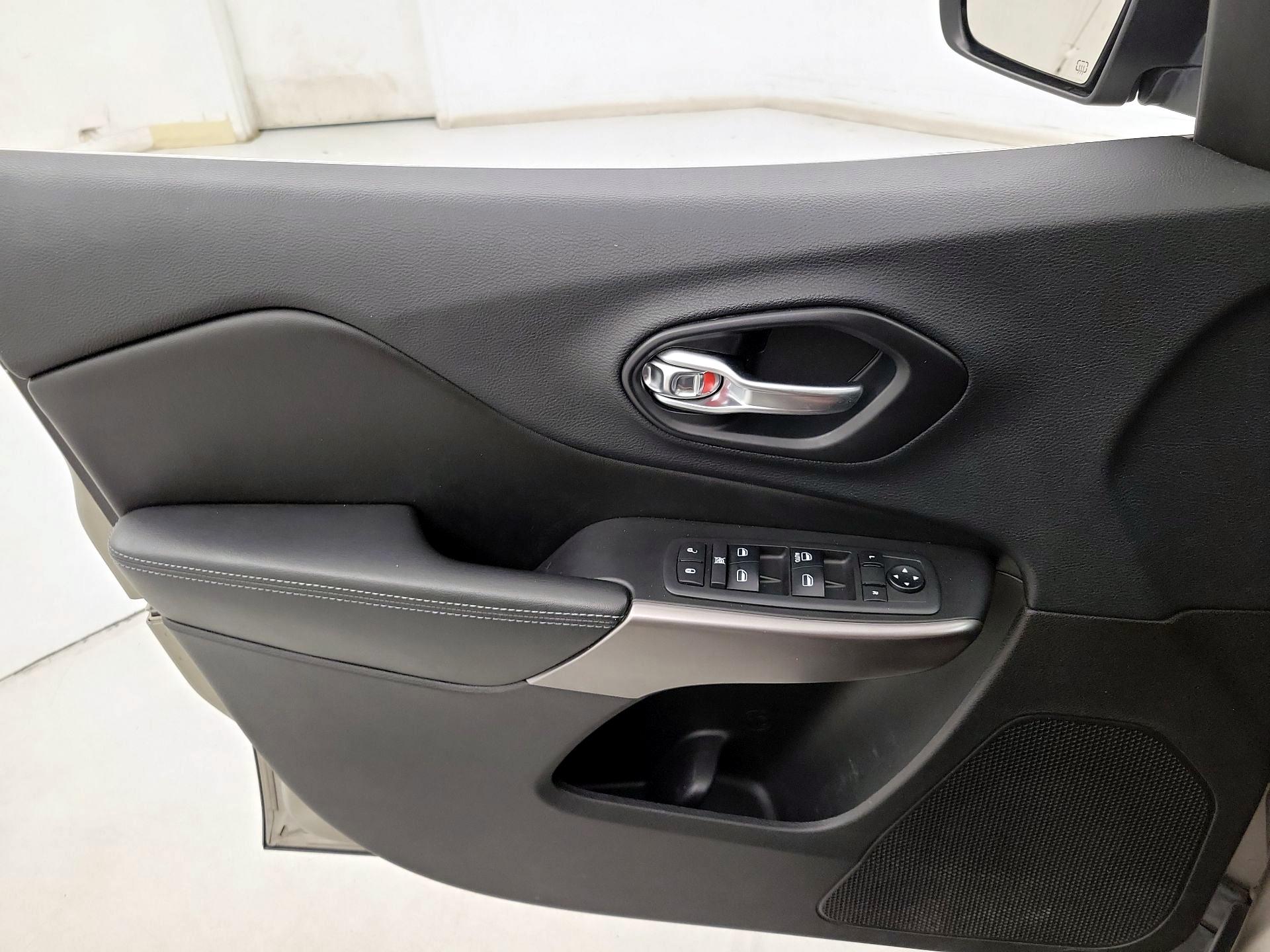 Thumbnail: 2019 Jeep Cherokee - 12