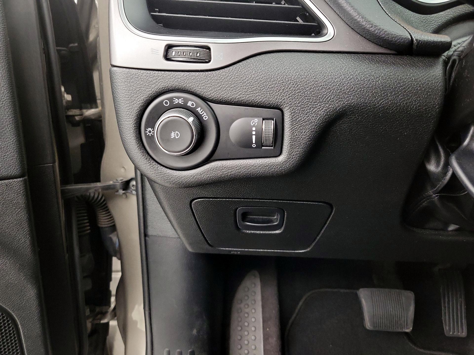 Thumbnail: 2019 Jeep Cherokee - 13