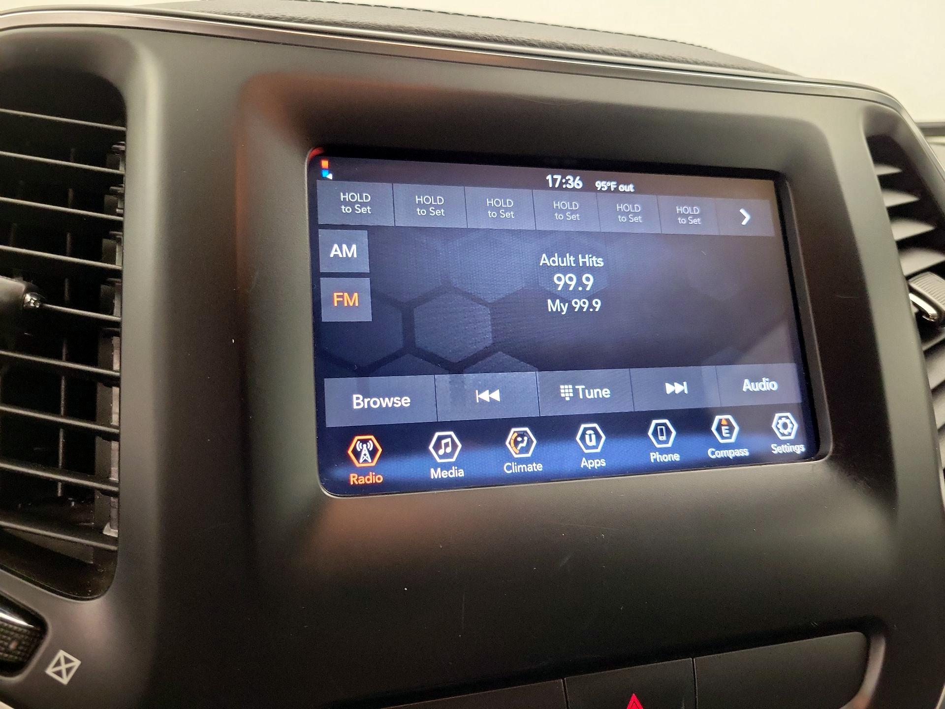 Thumbnail: 2019 Jeep Cherokee - 15