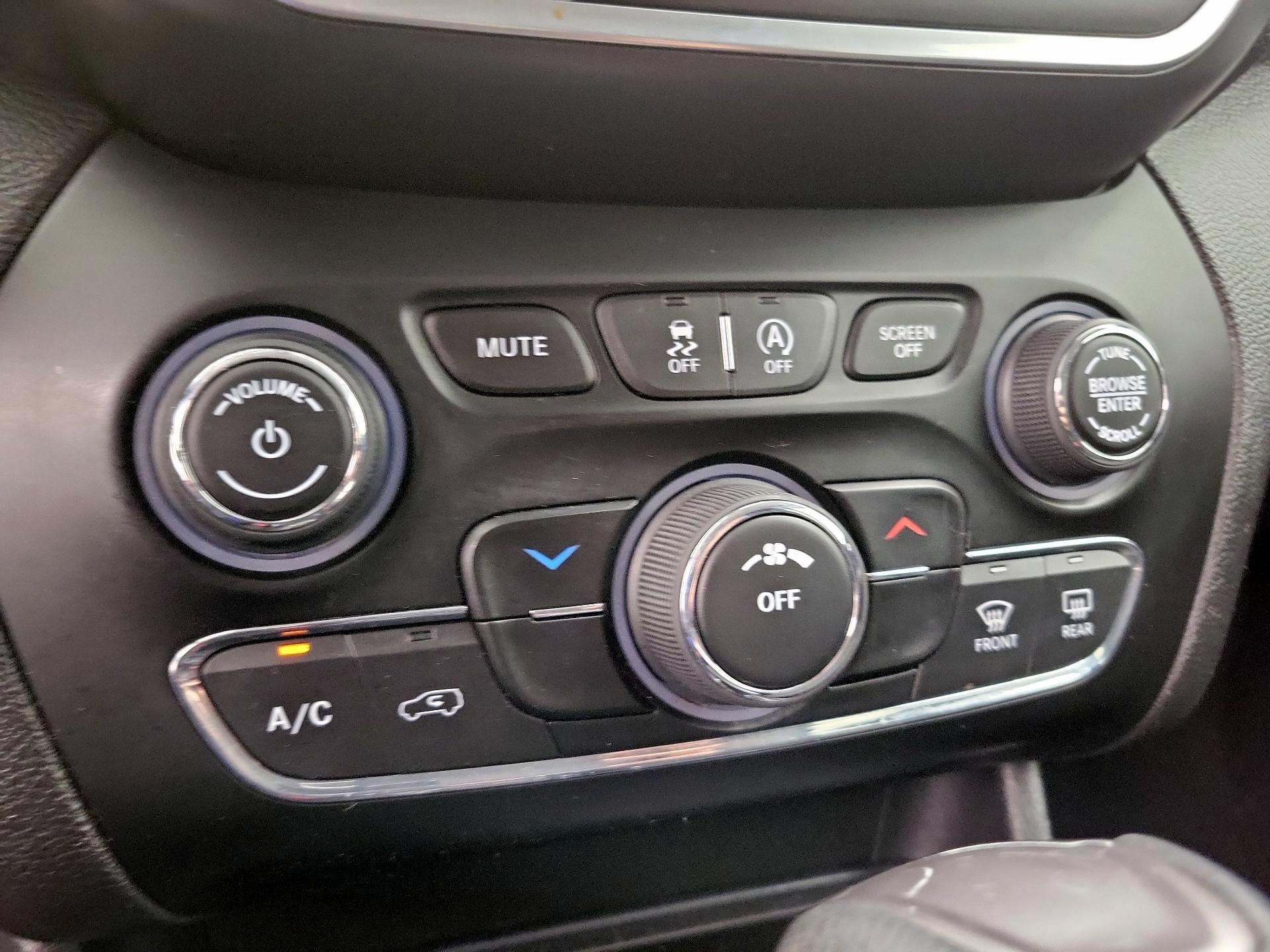 Thumbnail: 2019 Jeep Cherokee - 16