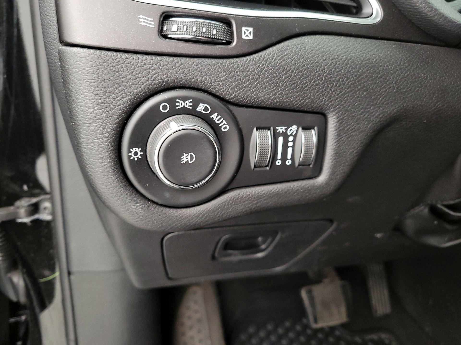 Thumbnail: 2020 Jeep Cherokee - 13