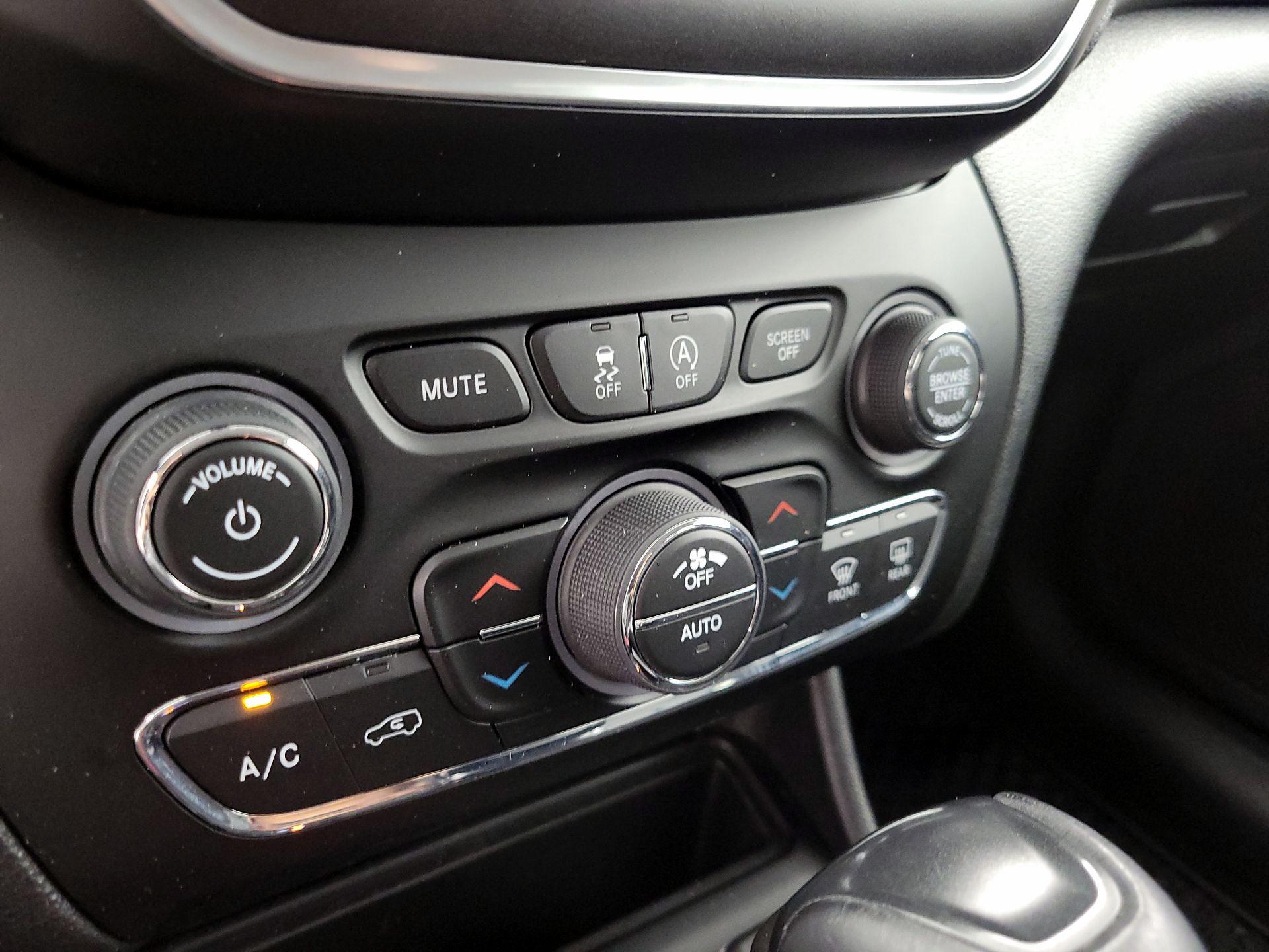 Thumbnail: 2020 Jeep Cherokee - 16