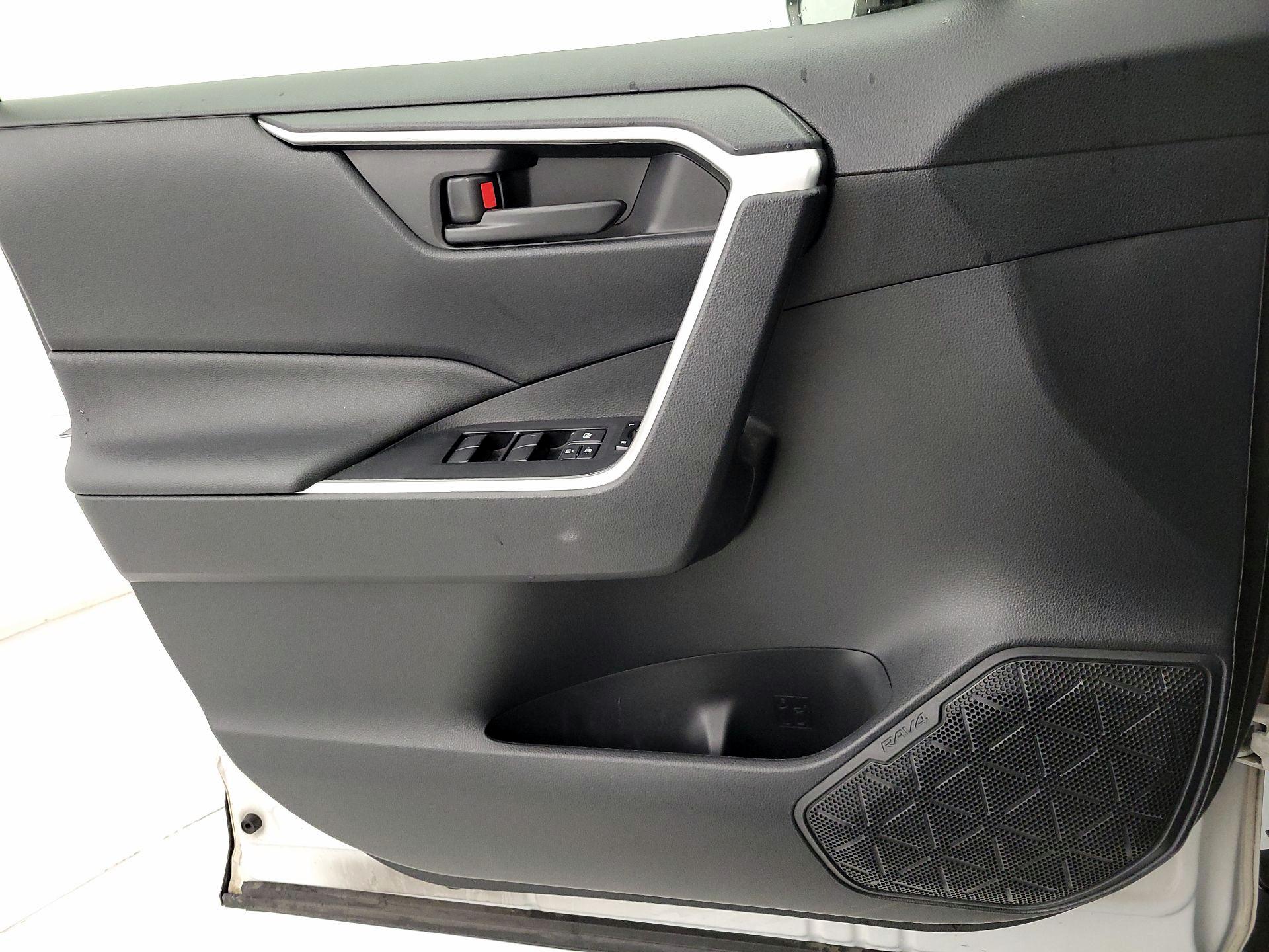 Thumbnail: 2019 Toyota RAV4 - 12