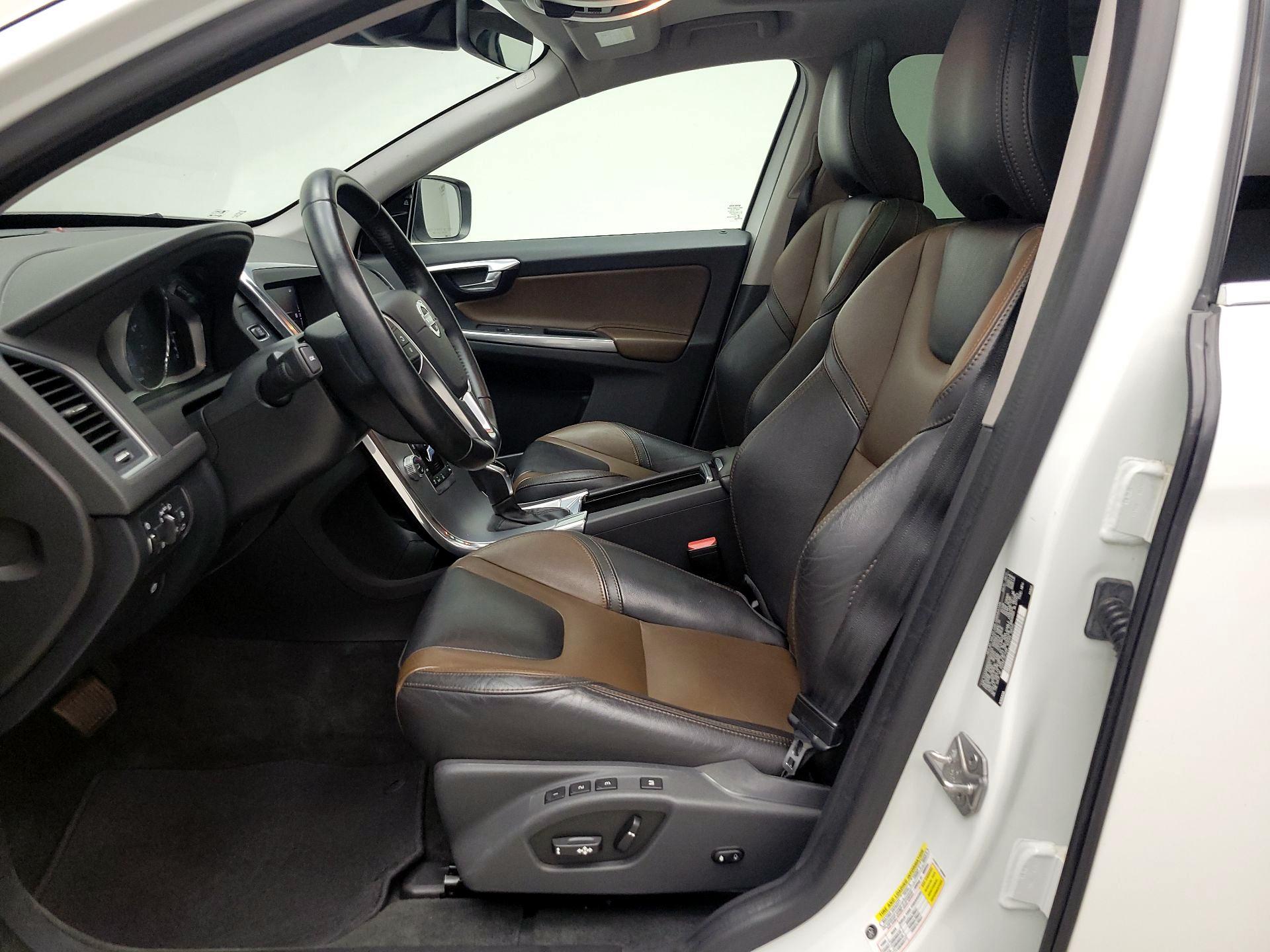Thumbnail: 2017 Volvo XC60 - 11