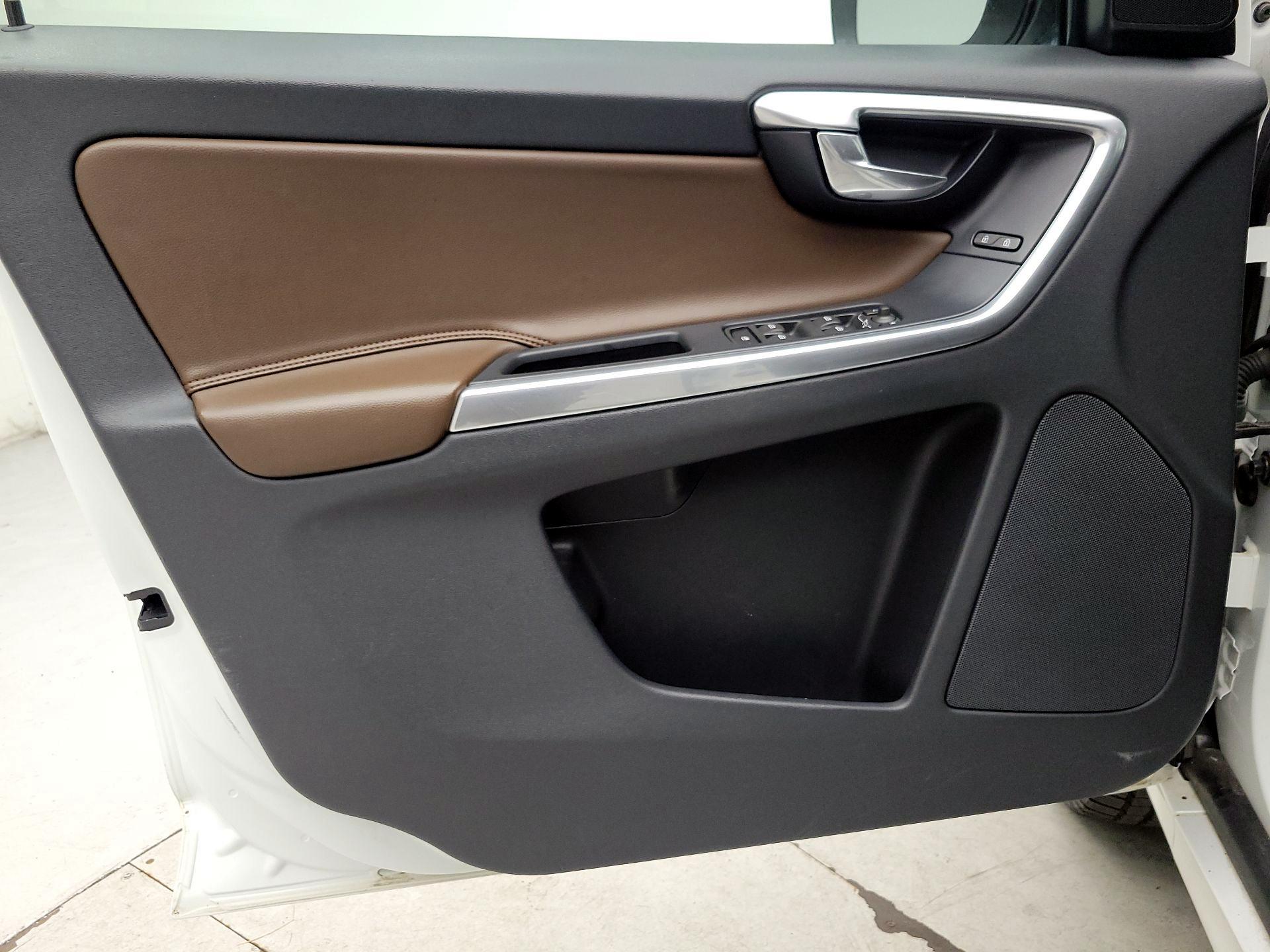 Thumbnail: 2017 Volvo XC60 - 12